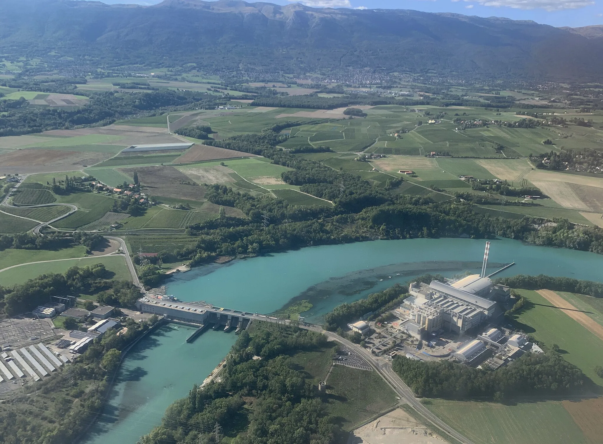 Photo showing: Image à vue d'oiseau du site des SIG comprenant l'usine d'incinération d'ordures de Cheneviers, le barrage du Verbois, et le site de production d'énergie solaire.