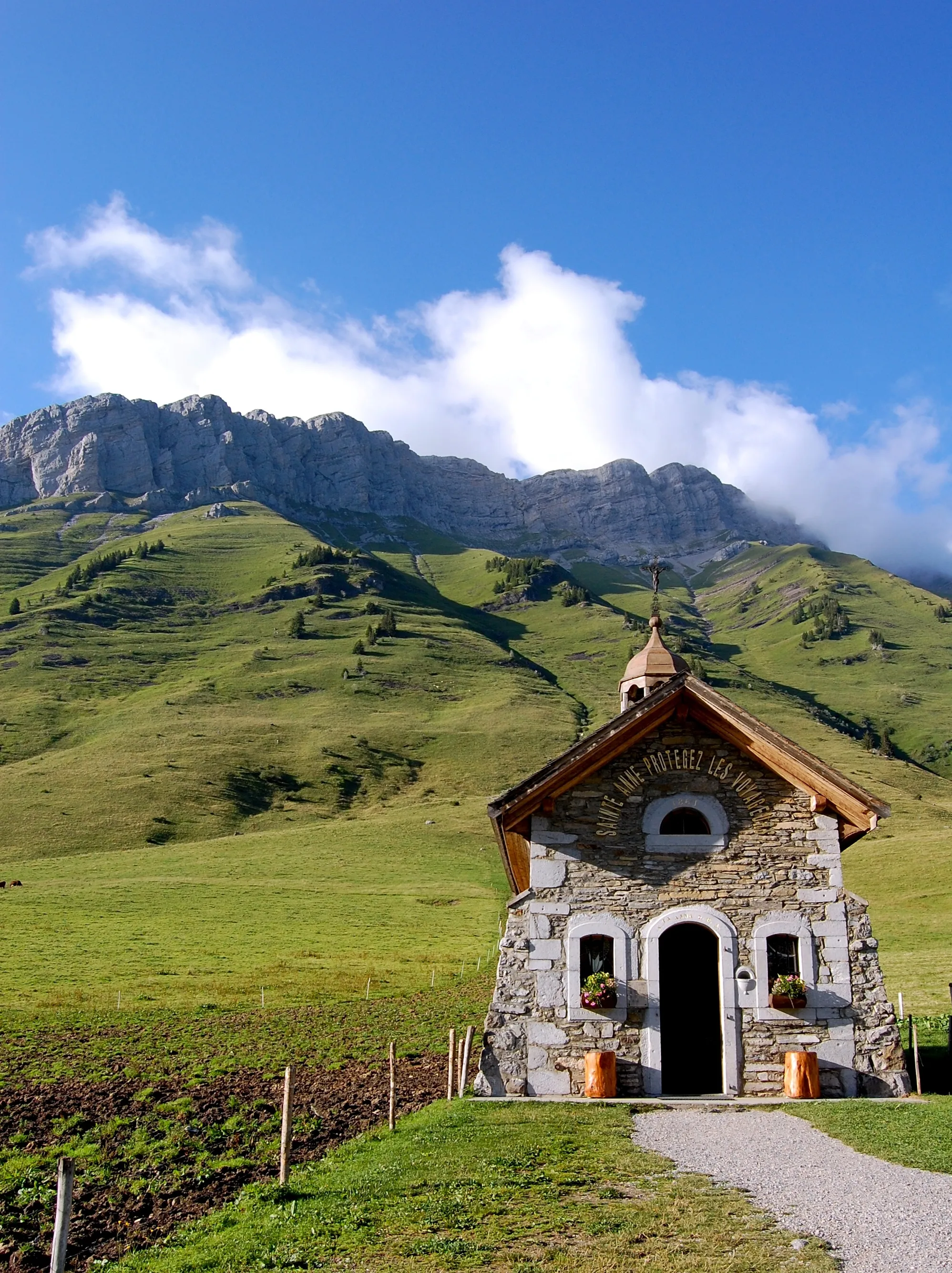 Photo showing: Chapel at the summit of Col des Aravis, French Alps