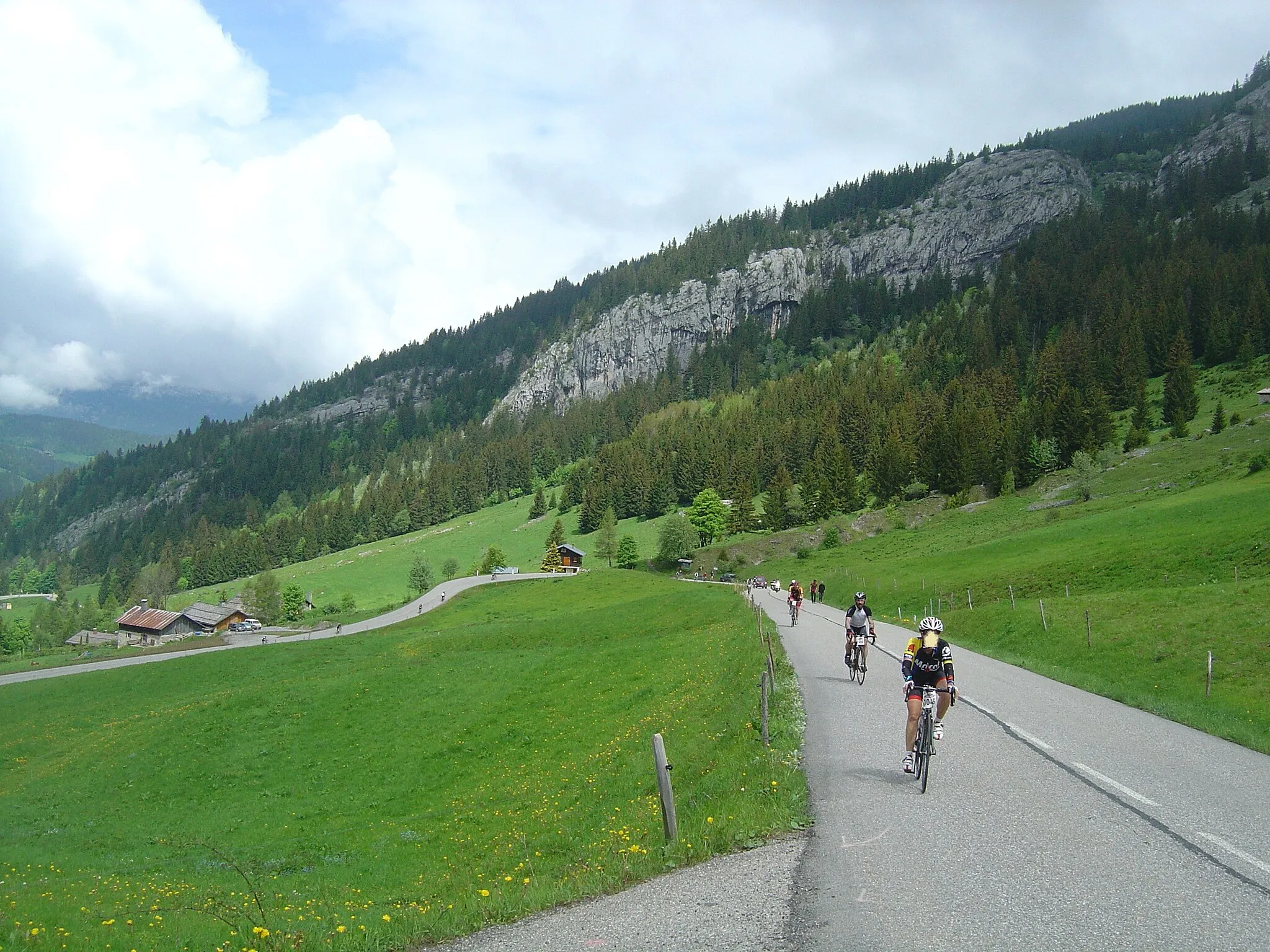 Photo showing: Le final du col des Aravis, sur le versant nord-ouest, le jour de la Time Megève Mont Blanc 2016