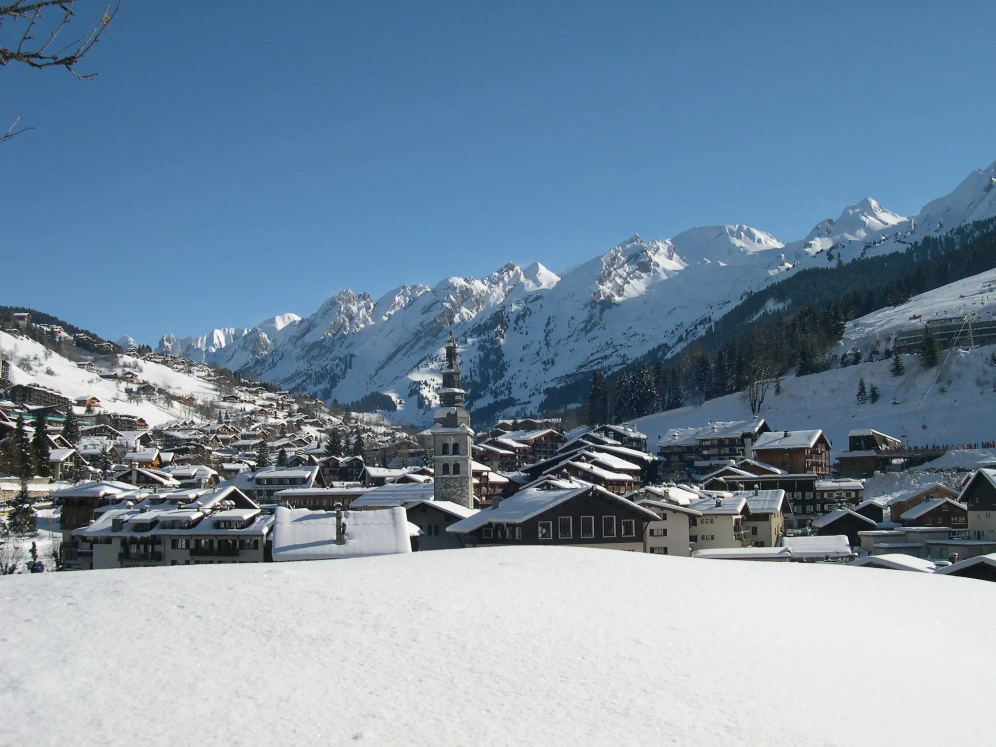 Photo showing: Le village de La Clusaz et le massif des Aravis