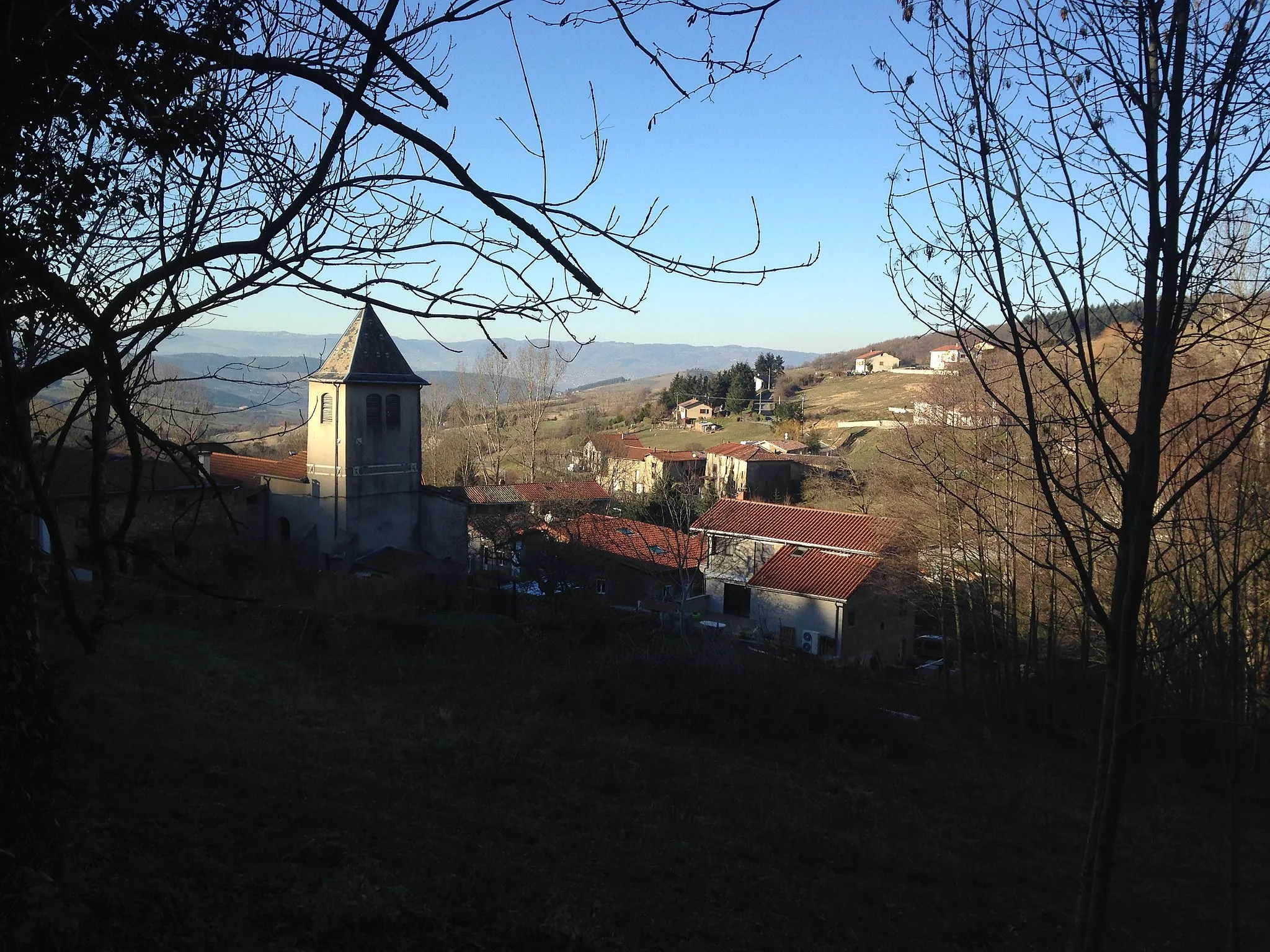 Photo showing: Le village de Pavezin, vu depuis le début du circuit du chemin des Crouzes.