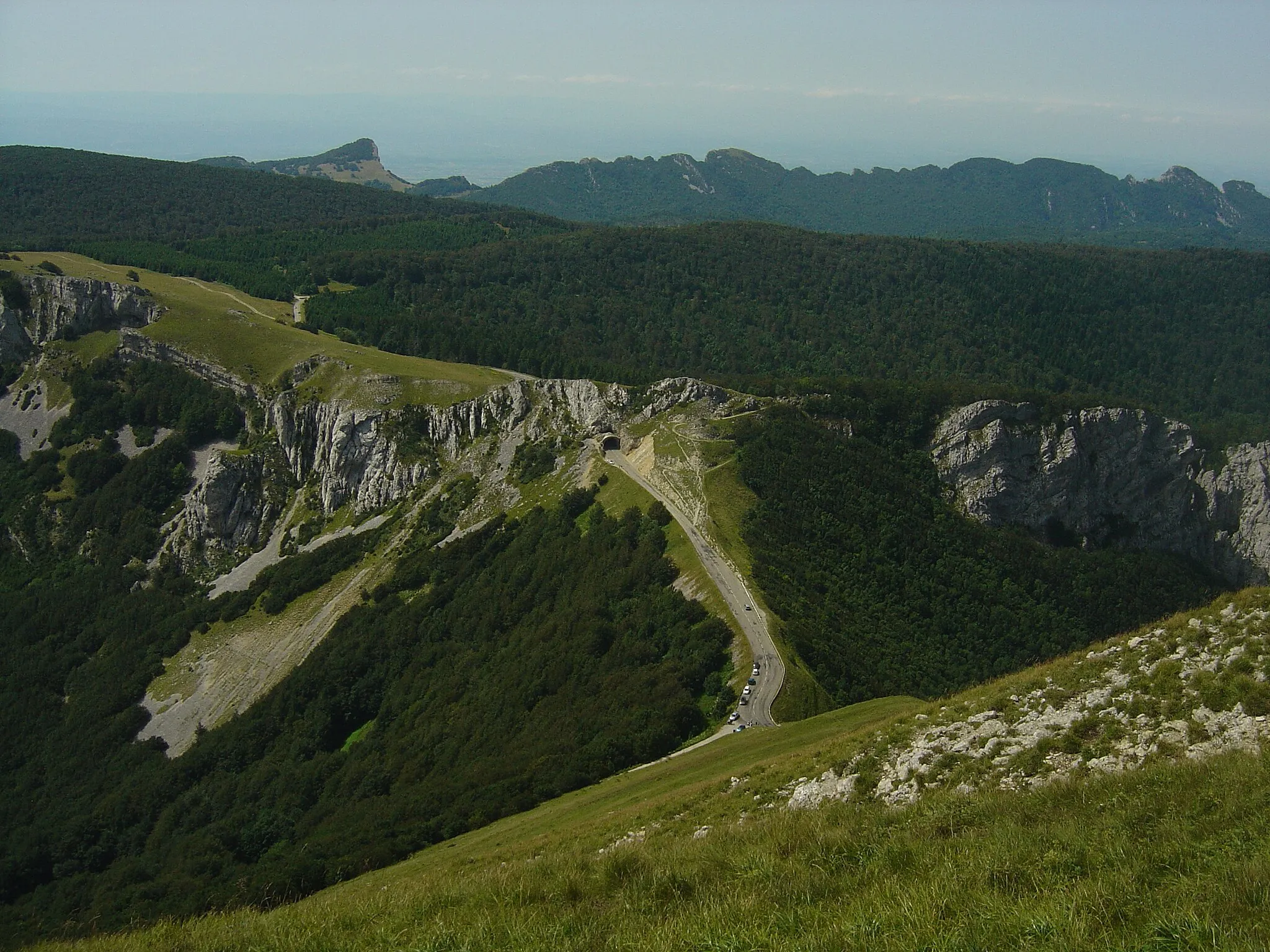 Photo showing: Le col de la Bataille (1313m) vu depuis le roc de Toulau (1581m). Fait rare, le tunnel est un peu plus haut que le col. On voit à gauche au loin le sommet de Pierre-Chauve (1308m).