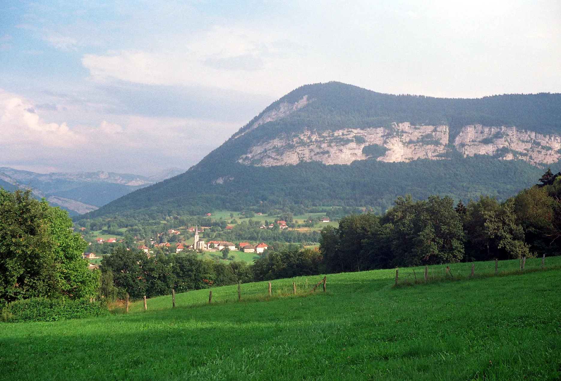 Photo showing: Cusy (Haute-Savoie) vu de Bellegois avec les Bauges en arrière-plan.