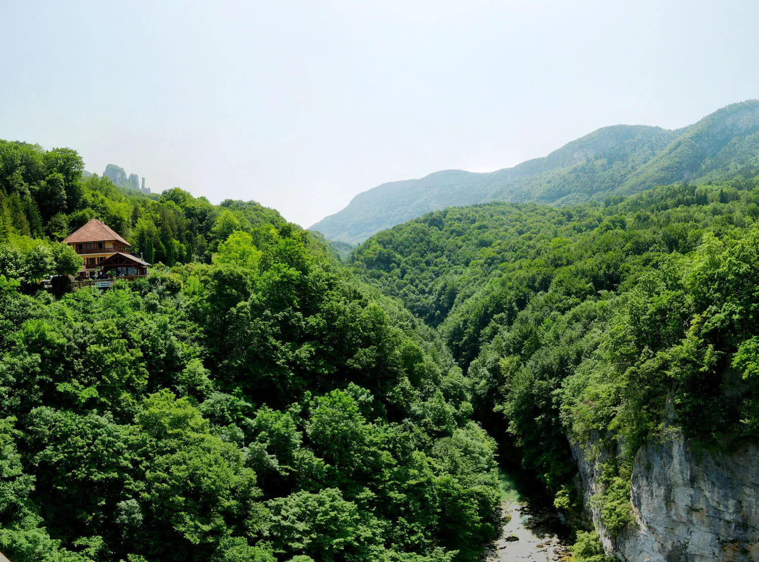 Photo showing: Cluse du Chéran, vue depuis le Pont de l'Abime, Massif des Bauges, Savoie, France. Au fond à gauche, les tours Saint-Jacques.