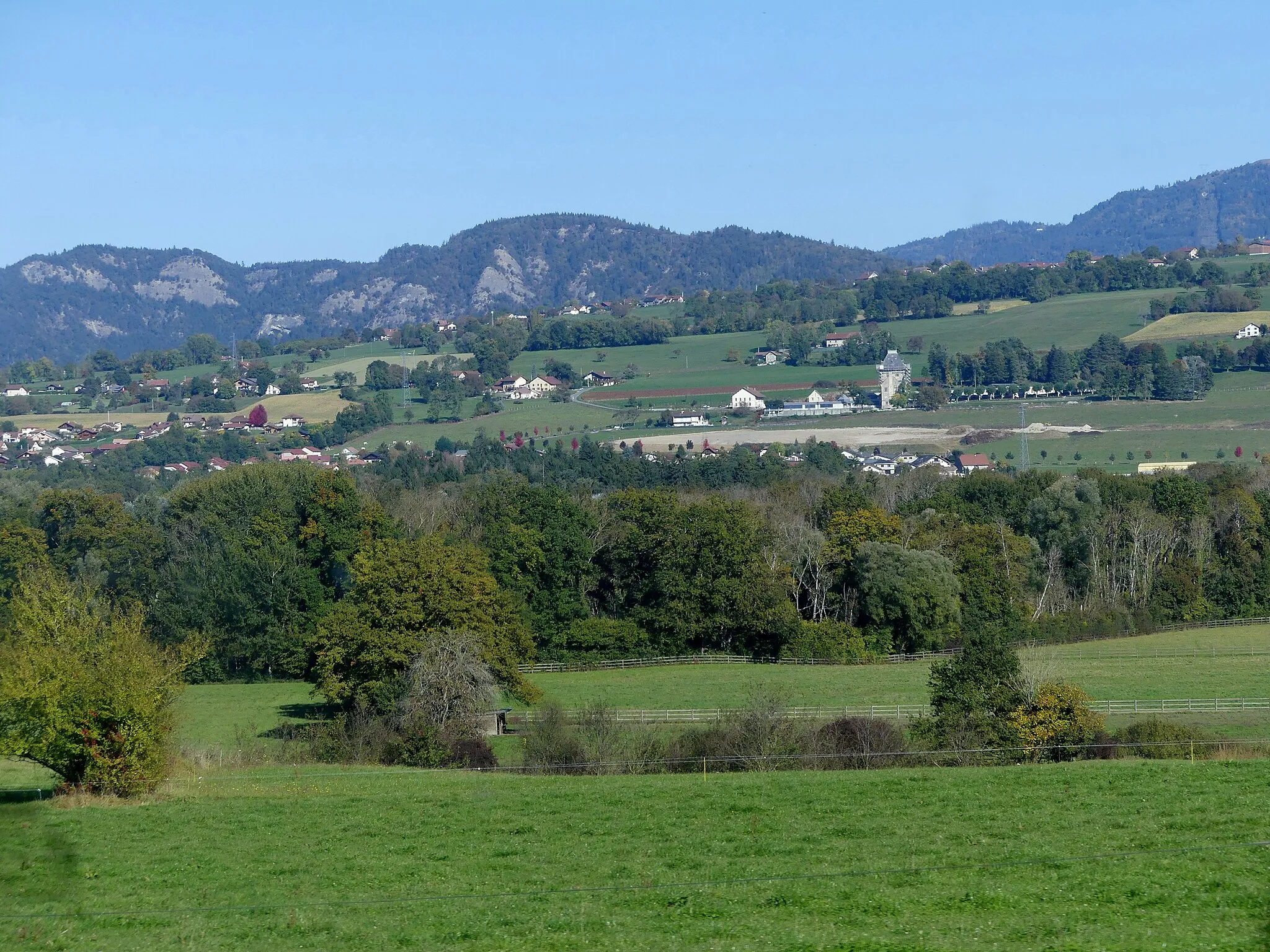 Photo showing: Sight, from Route départementale 903 road, of Contamine-sur-Arve with visible Château de Villy castle, in Haute-Savoie, France.