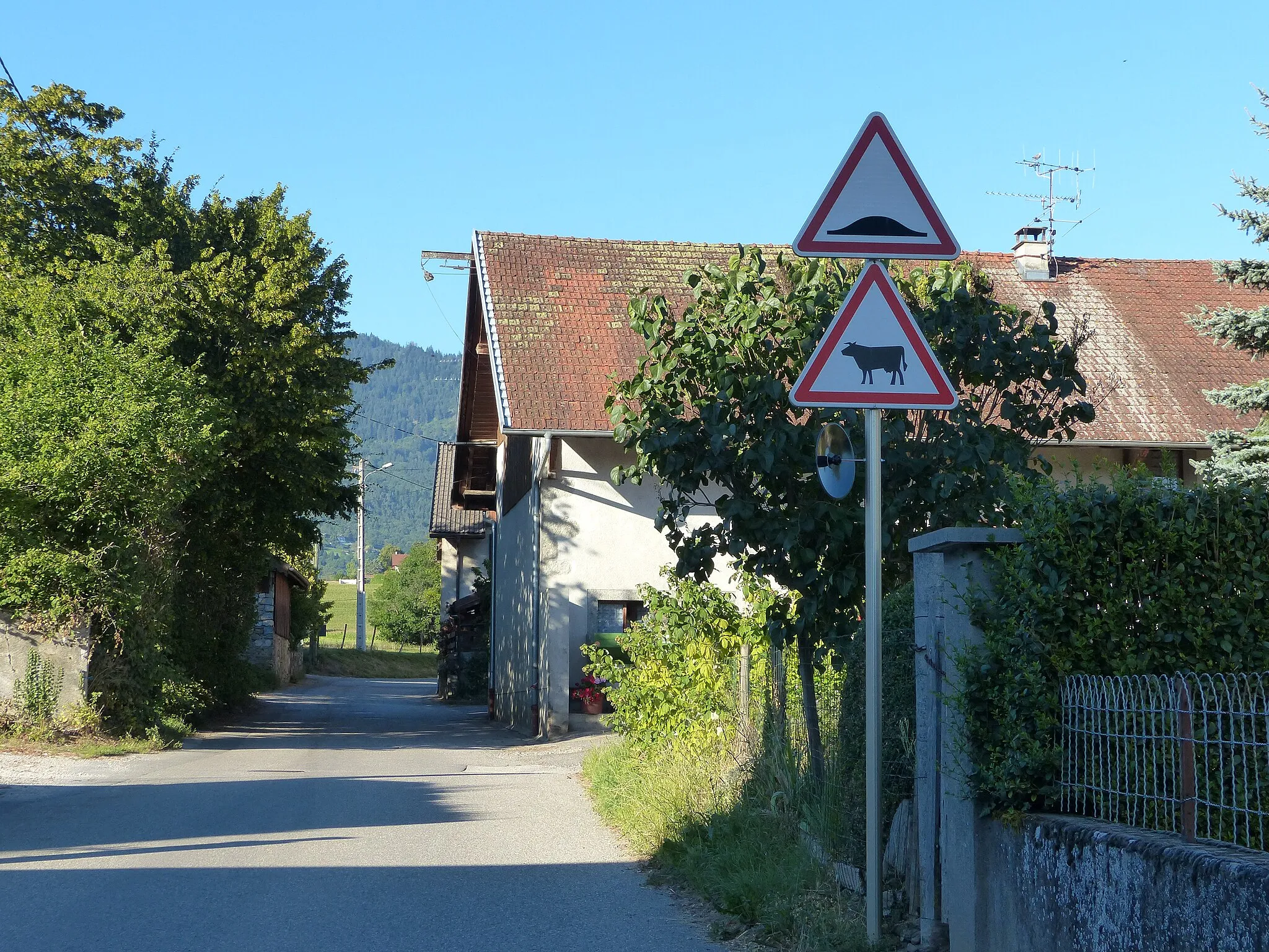 Photo showing: Panneaux A2b et A15a1 sur la D298, à Nangy, France