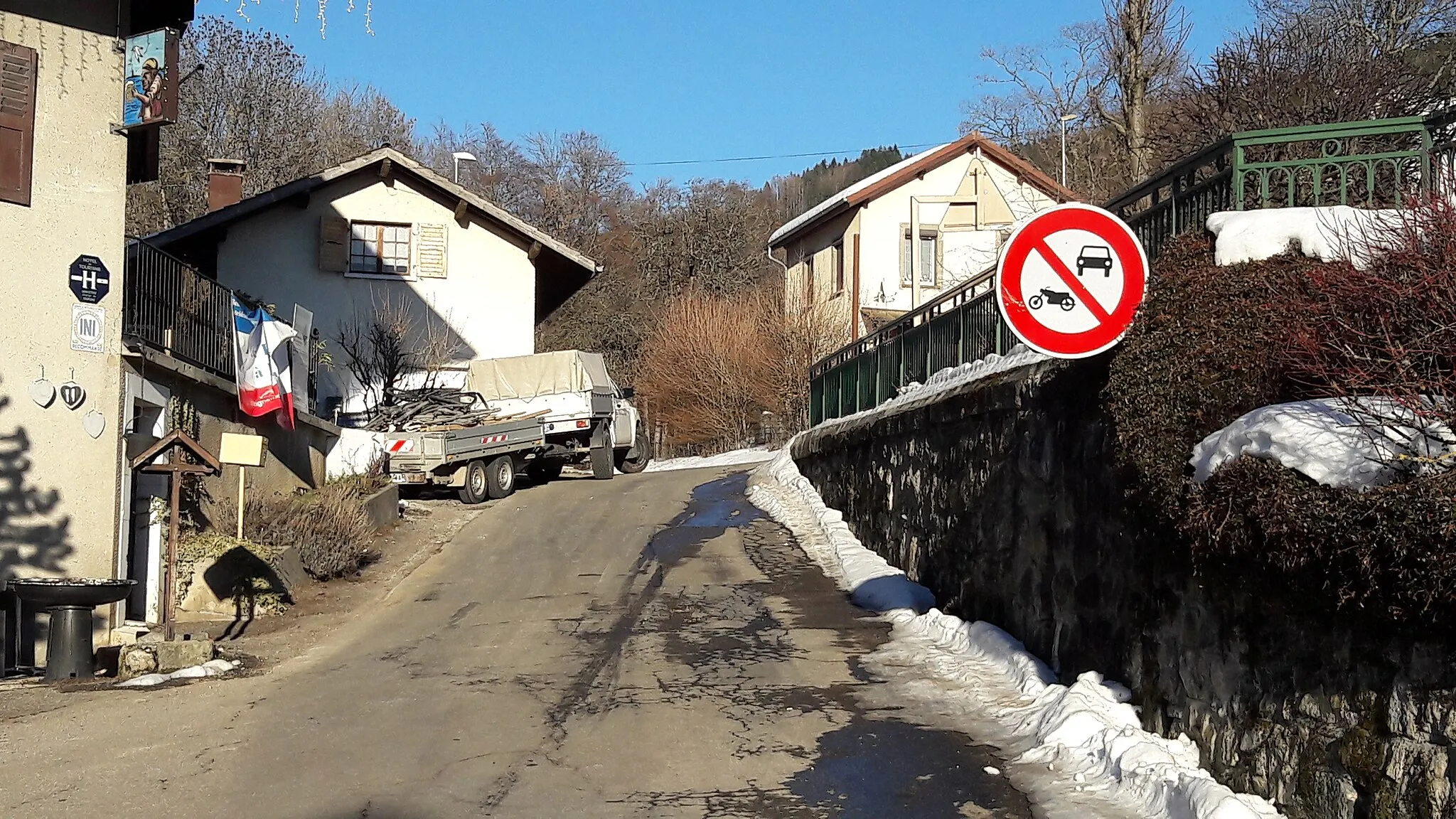 Photo showing: Panneau B7a, Bogève, Haute-Savoie, France.