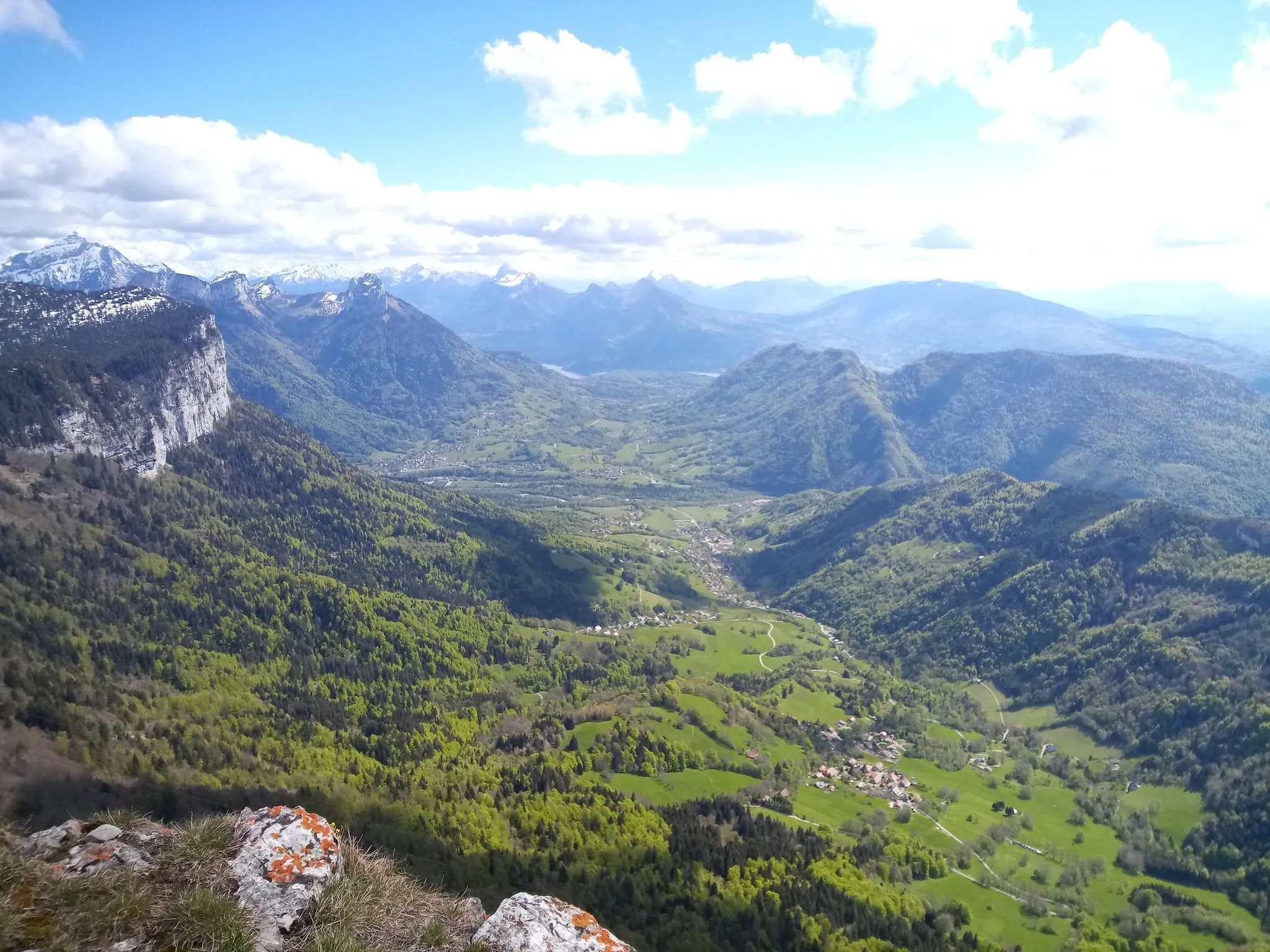 Photo showing: Dingy-Saint-Clair, Alex et quelques sommets des Bornes et des Bauges depuis le sommet du Parmelan, Haute-Savoie, France