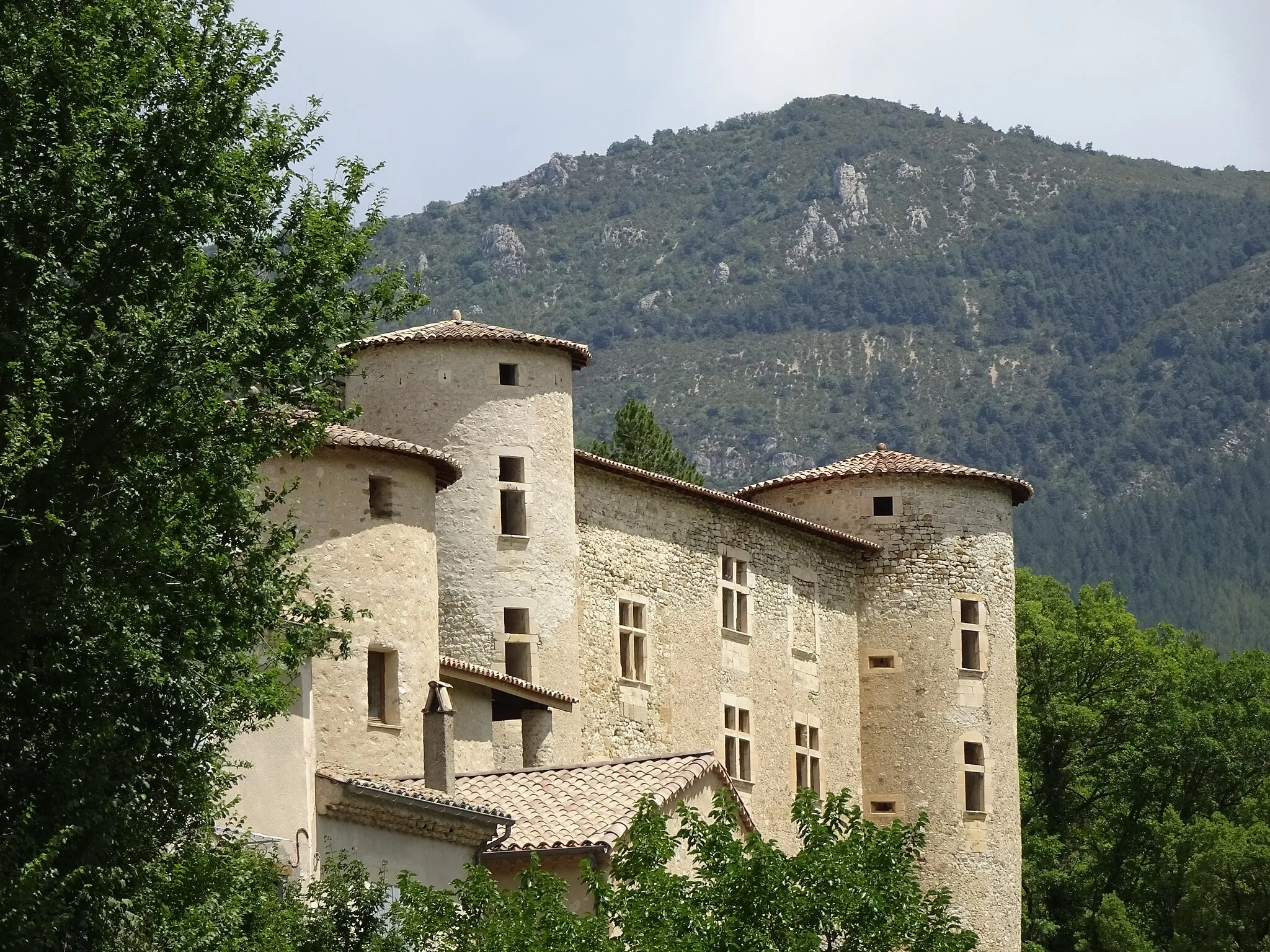 Photo showing: Ce Château du 16° siècle a été récemment restauré. L'intérieur ne se visite pas mais l'extérieur est libre d'accès.
La Charce, Drôme, Auvergne-Rhône-Alpes, France.