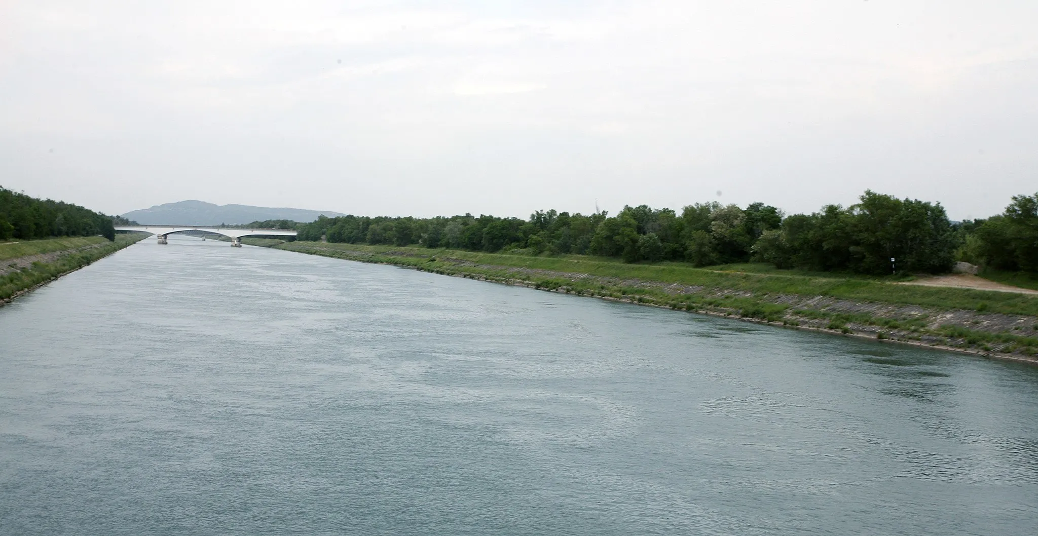 Photo showing: Le Canal de Donzère-Mondragon (à Mondragon) Vaucluse