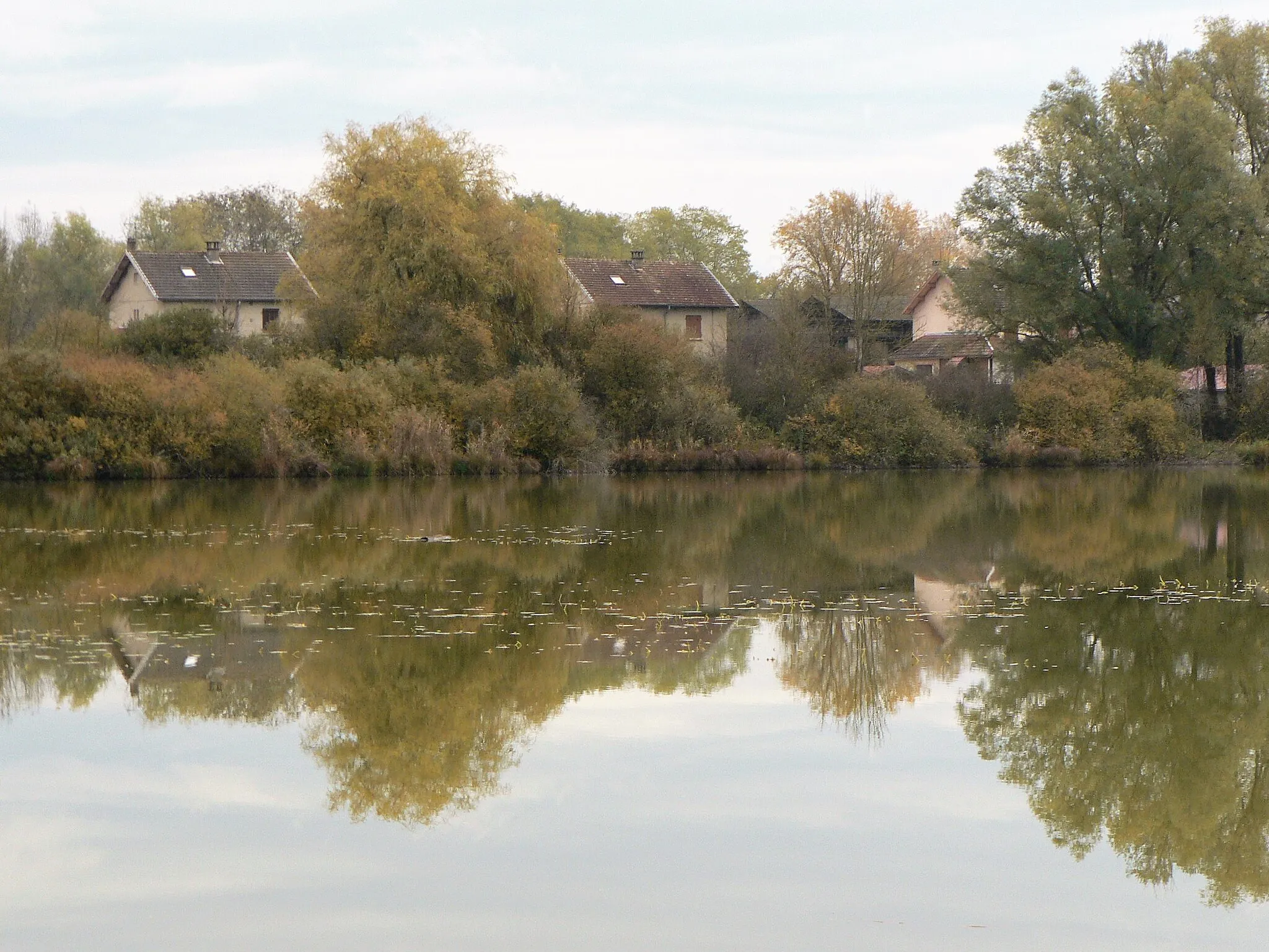 Photo showing: ENS de la Save 2018 cité ouvrière au bord de l'étang, pour les travailleurs des industries de Arandon, Isère, AuRA, France.