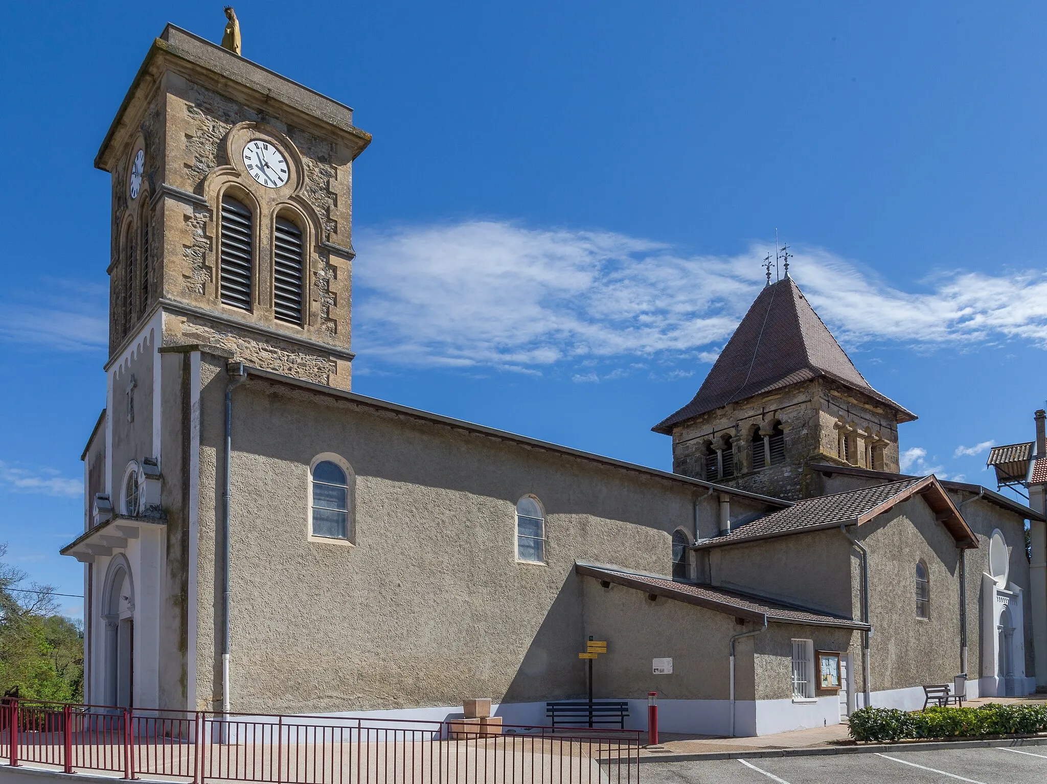 Photo showing: Church of Artas, Isère. The two bell towers: on the left, the bell tower built in the 19th century, on the right, the bell tower of the former Cluniac priory.