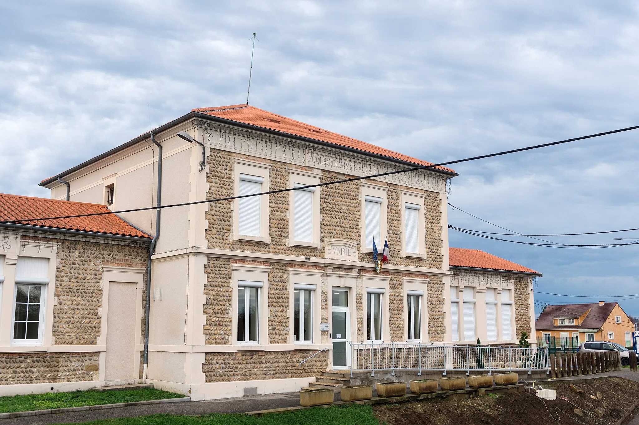 Photo showing: Mairie-école d'Auberives-sur-Varèze