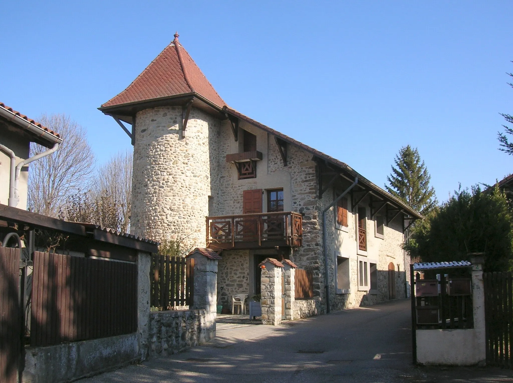 Photo showing: maison ancienne avec tour. Champagnier, Isère, AuRA, France.