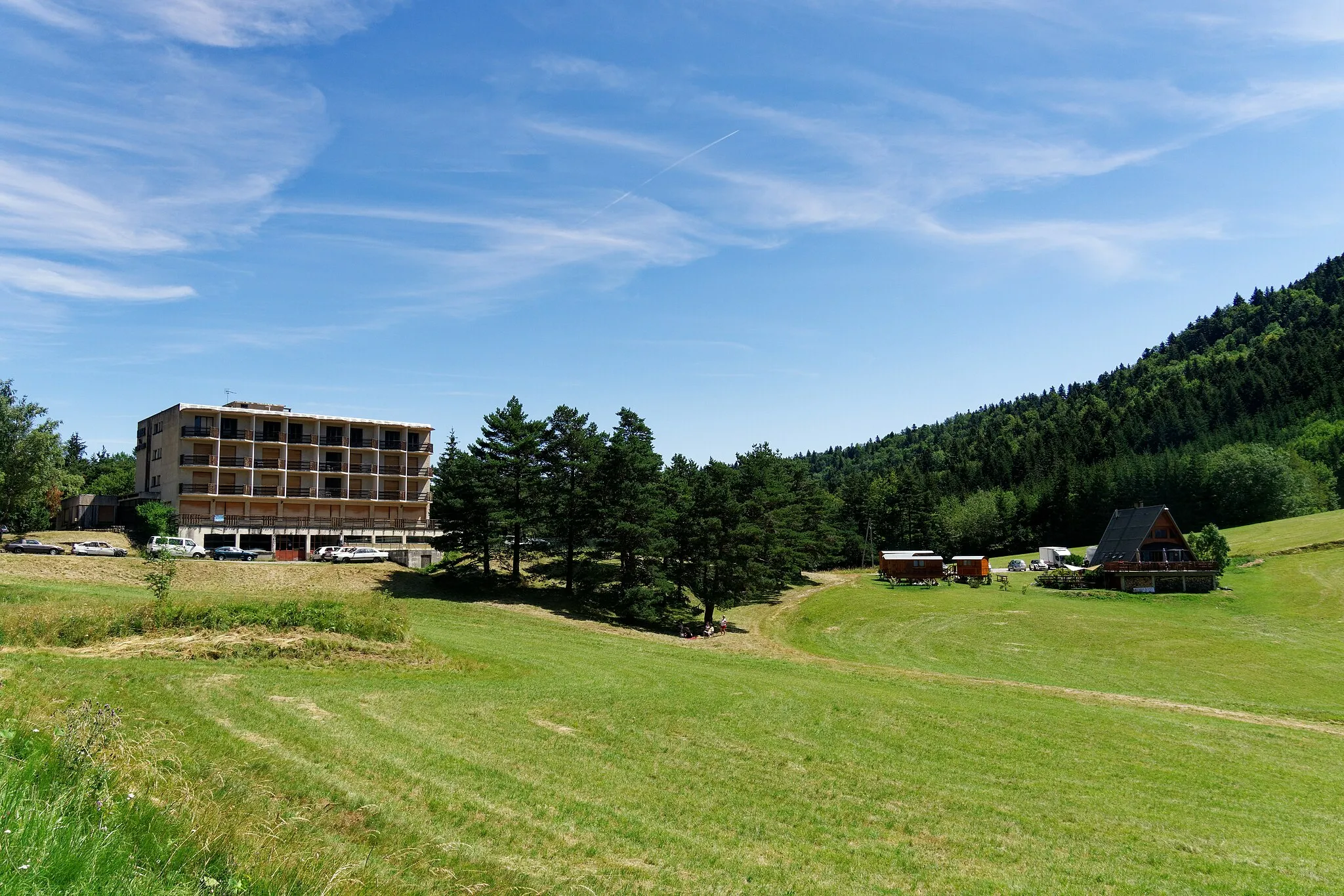 Photo showing: Col de l'Arzelier - Hôtel des deux sœurs et restaurant Les Agapes