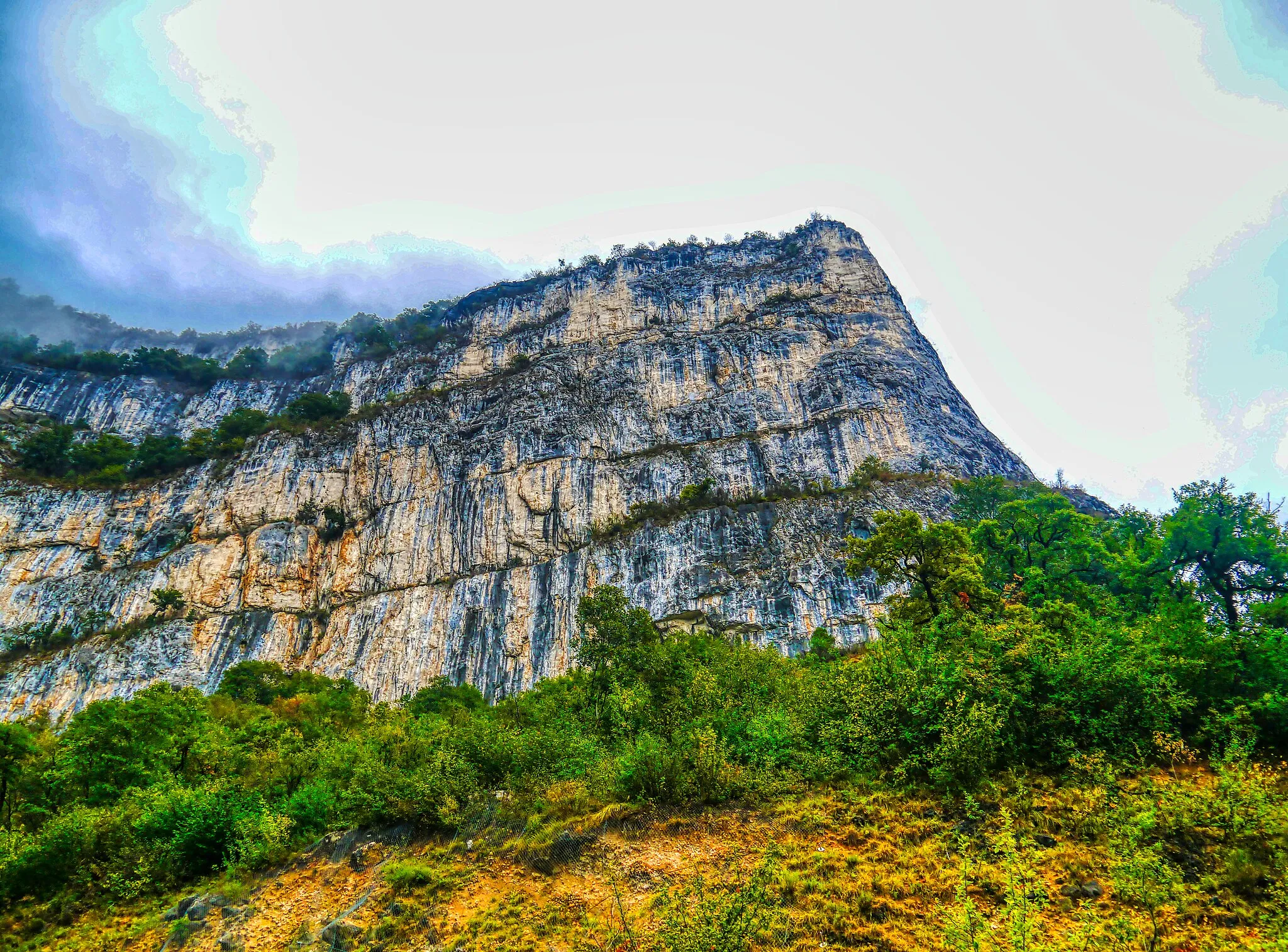 Photo showing: Vercors Massif in Front of the Choranche Caves, Choranche, Department of Isère, Region of Auvergne-Rhône-Alpes (former Rhône-Alpes), France