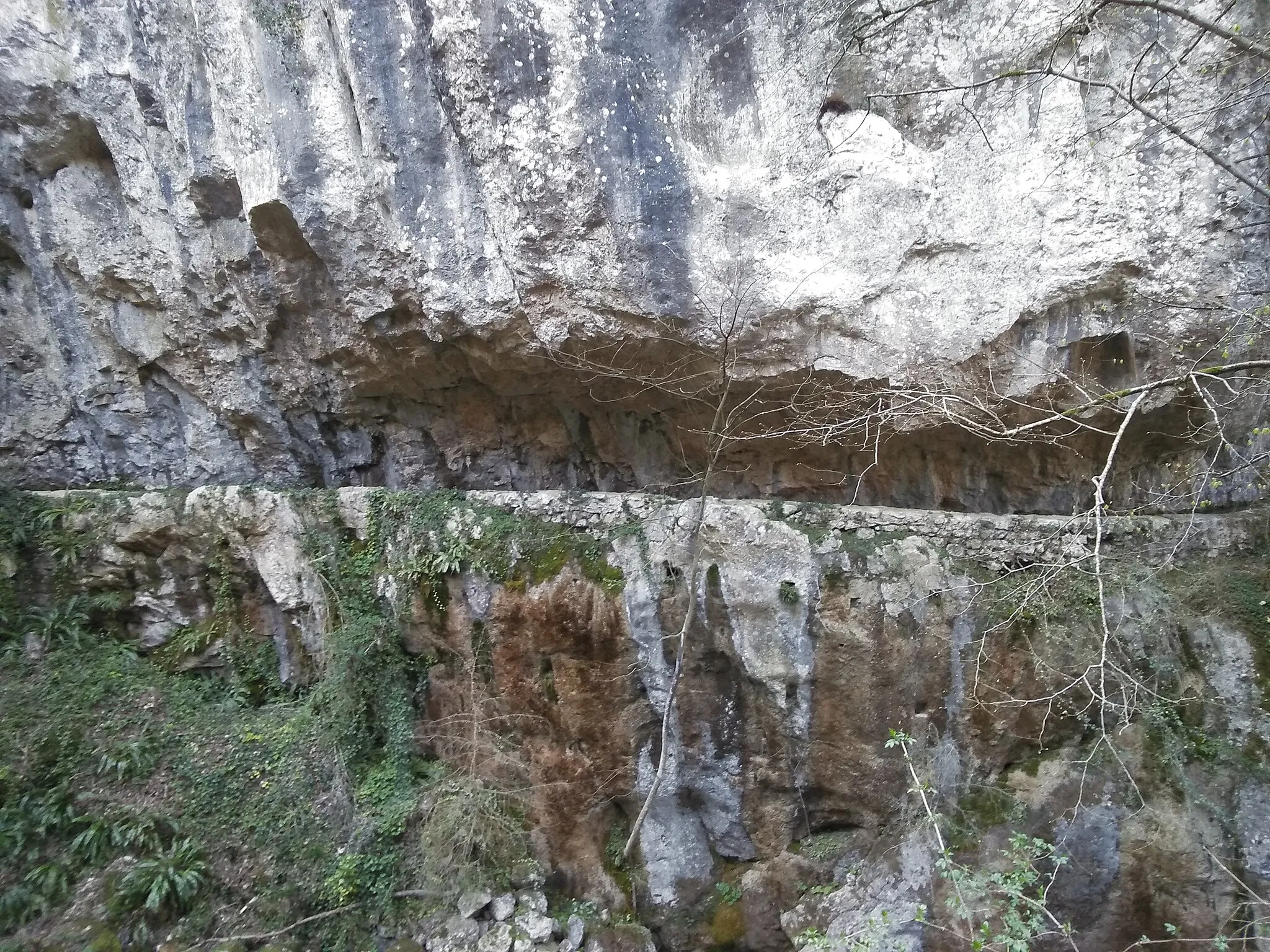 Photo showing: Canal taillé en encorbellement dans la falaise.