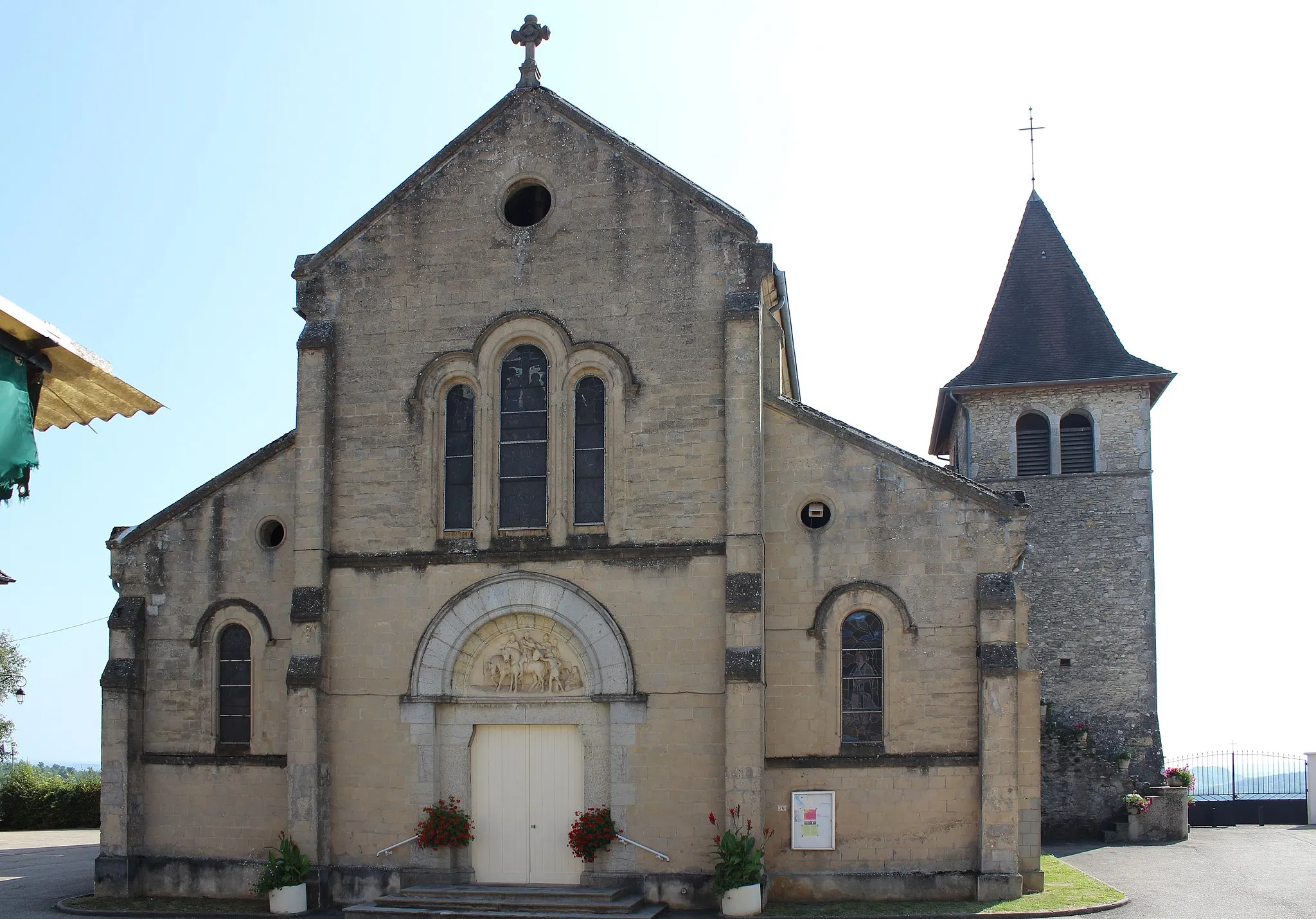 Photo showing: Façade de l'église de Courtenay (Isère).