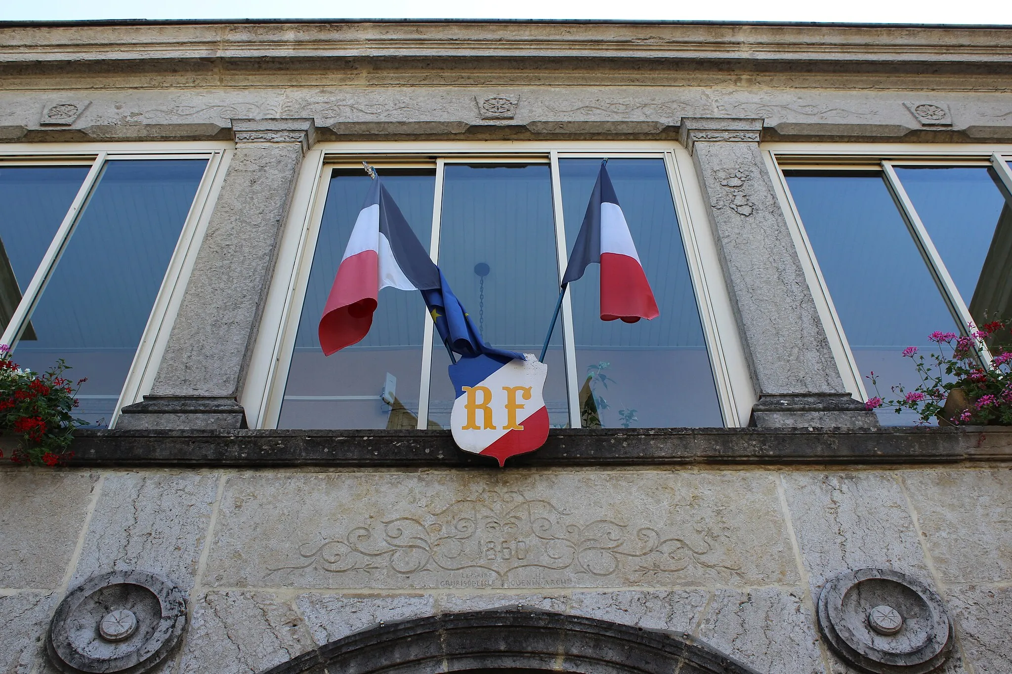 Photo showing: Fronton de la mairie de Courtenay (Isère).