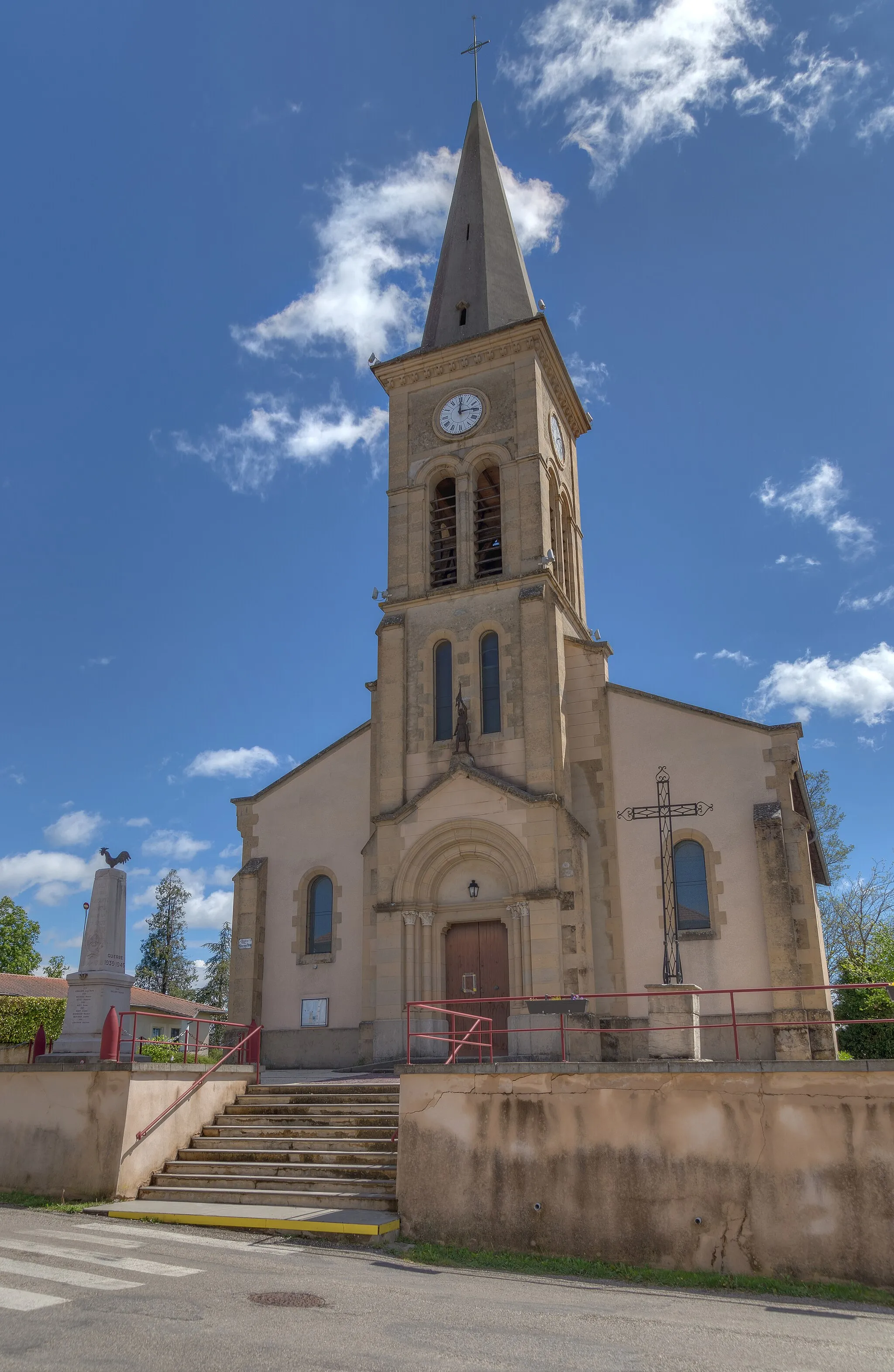 Photo showing: Culin, Isère. Saint-Clair Church and war memorial.