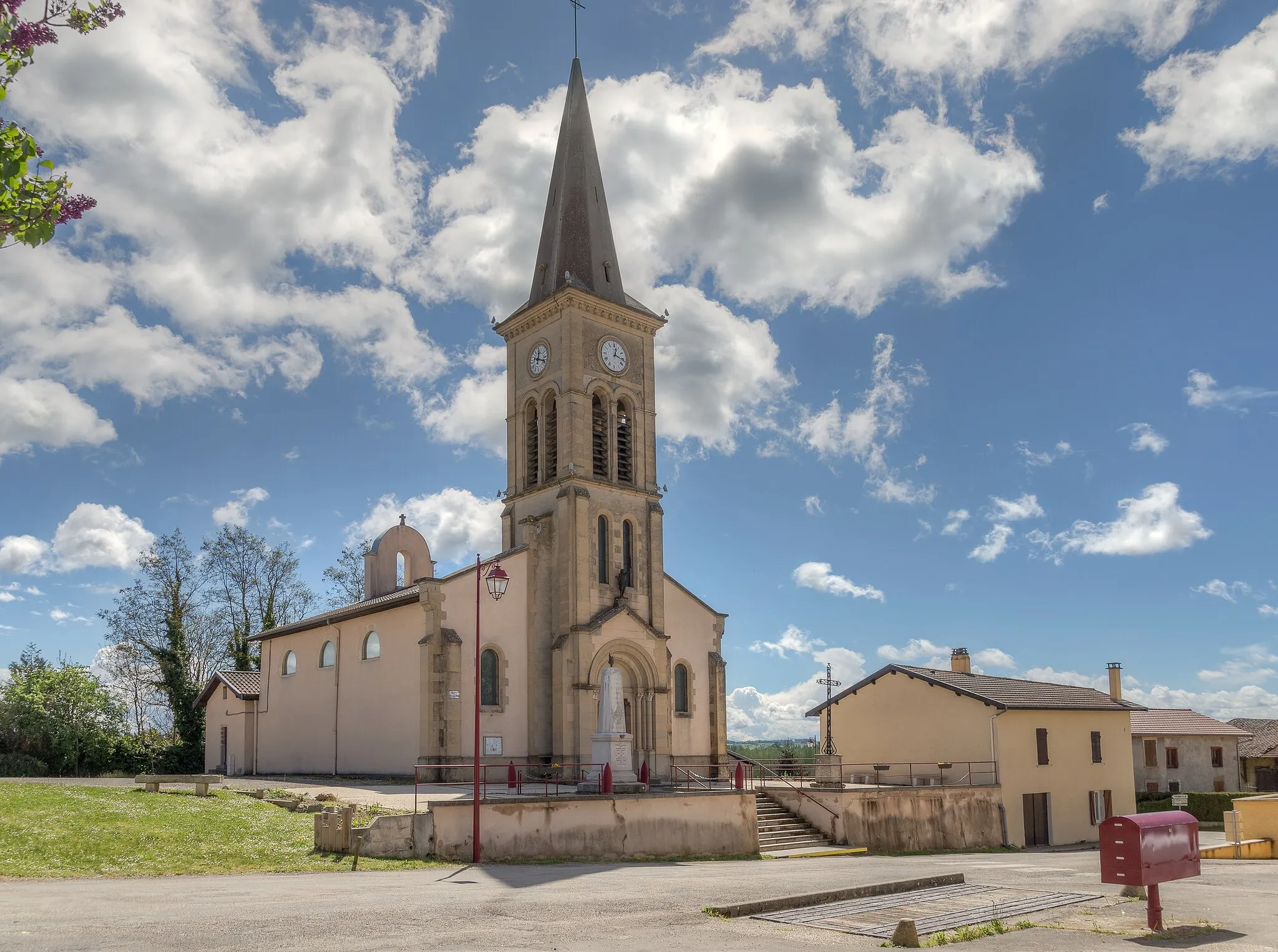 Photo showing: Culin, Isère. The church square and the old public weighing machine.