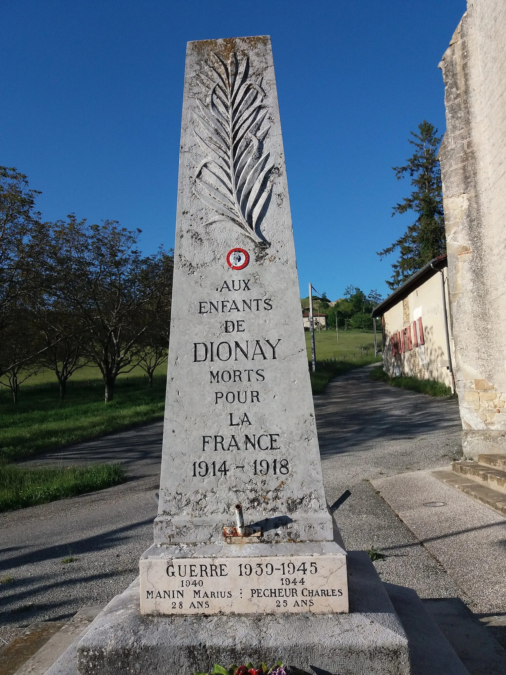 Photo showing: War memorial of Dionay, Isère, France.