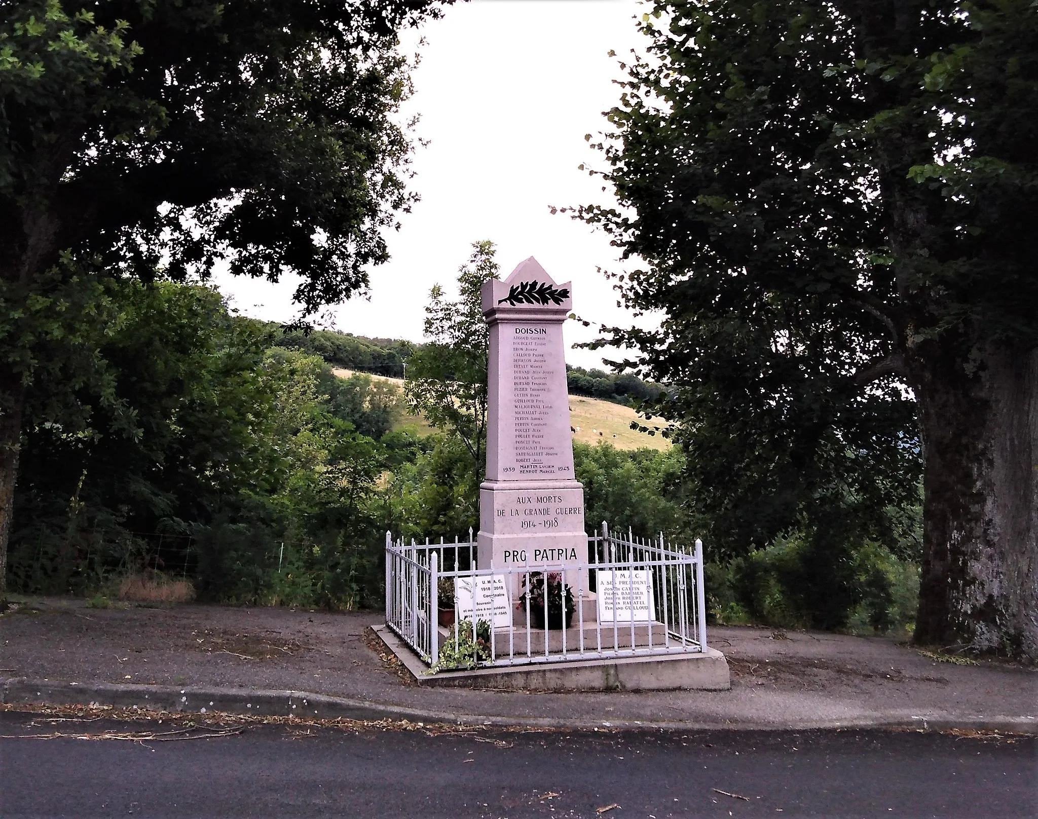 Photo showing: Monument aux morts de Doissin en juillet 2019