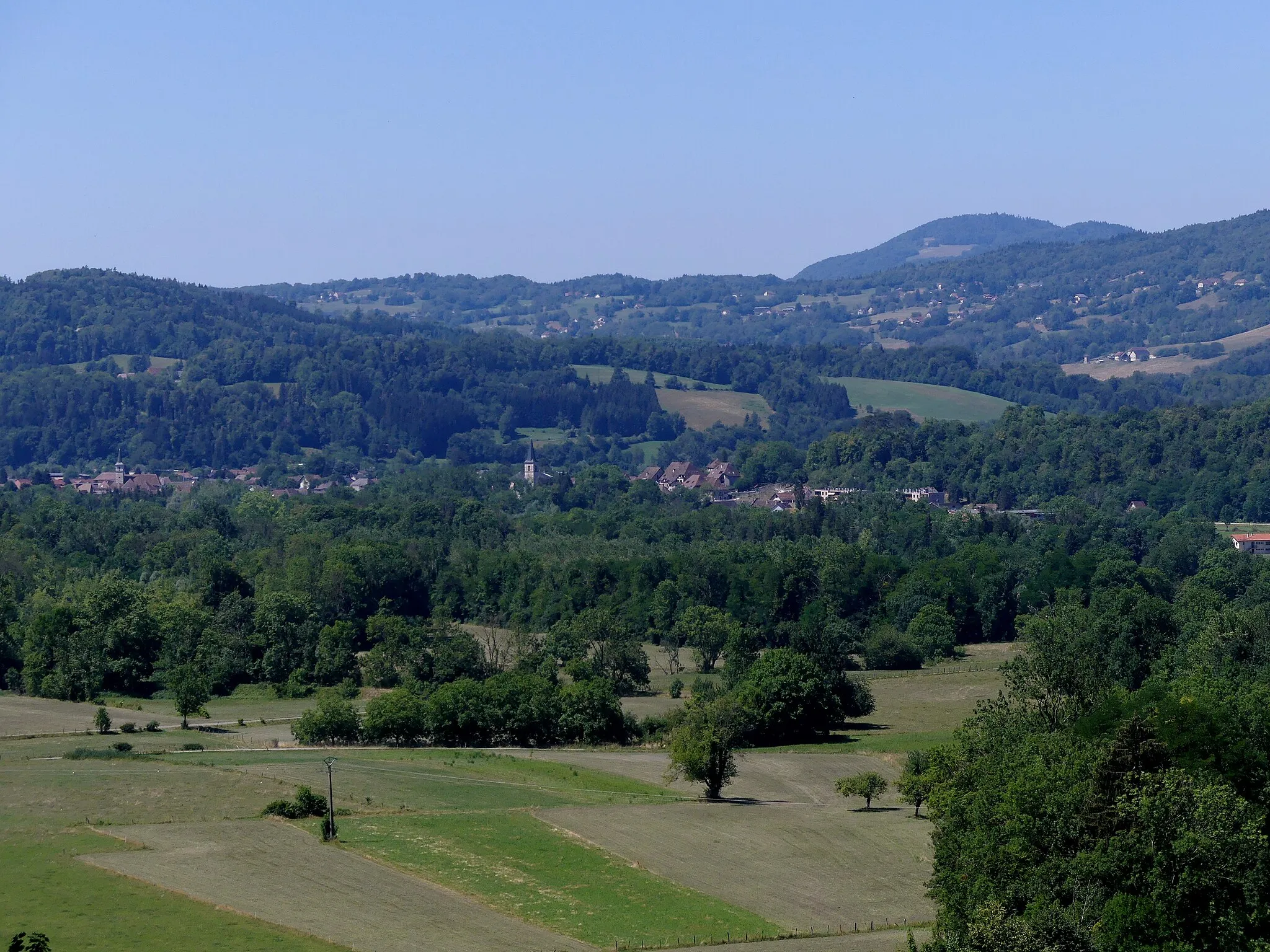 Photo showing: Sight, from Défilé des Échelles gorge, towards Entre-Deux-Guiers (Isère) and Les Échelles (Savoie) communes, France.