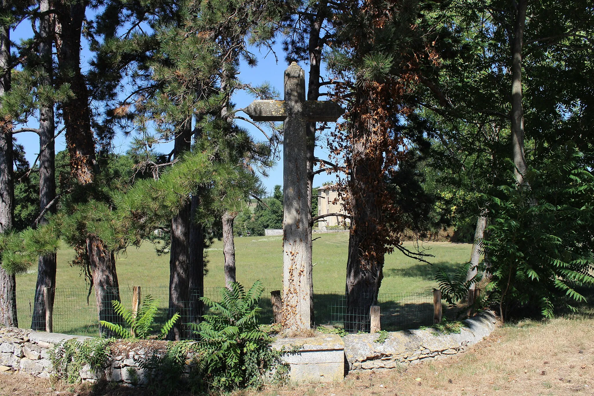 Photo showing: Frontonas - Croix de mission