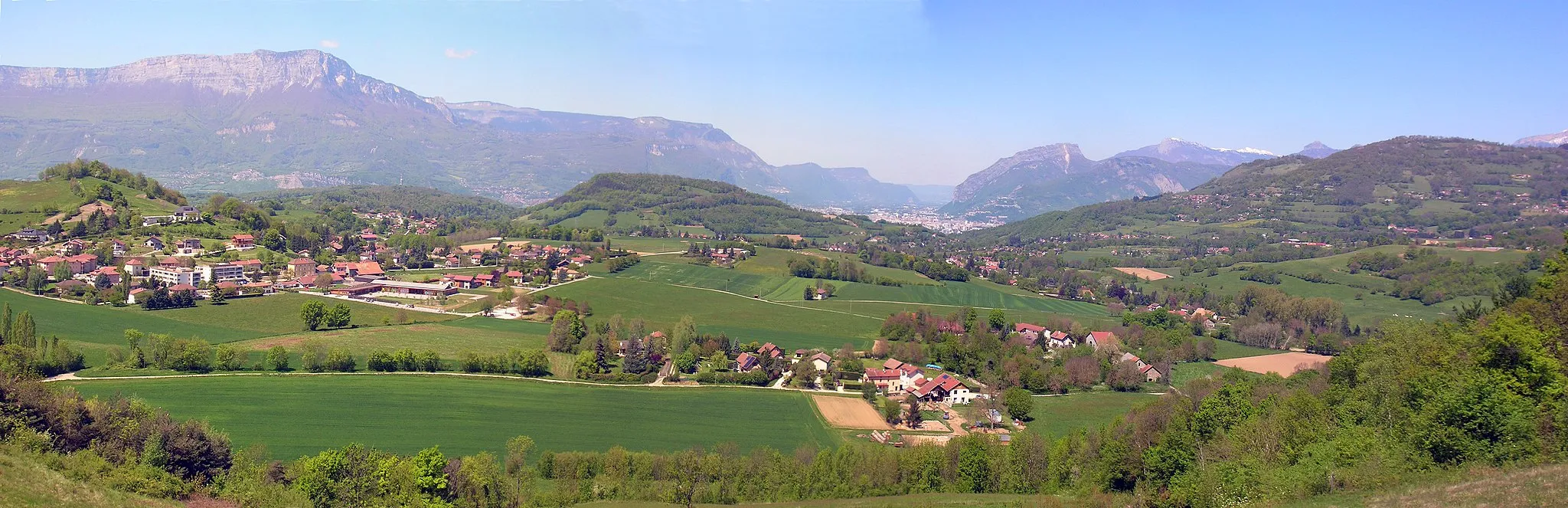 Photo showing: Panorama d'Herbeys et Brié-et-Angonnes. Sur le chemin des Crêtes d'Herbeys (qui touche les communes de Saint-Martin d'Uriage, Herbeys, Brié-et-Angonnes et Vaulnavey-le-Haut). Isère, Rhone-Alpes, France.