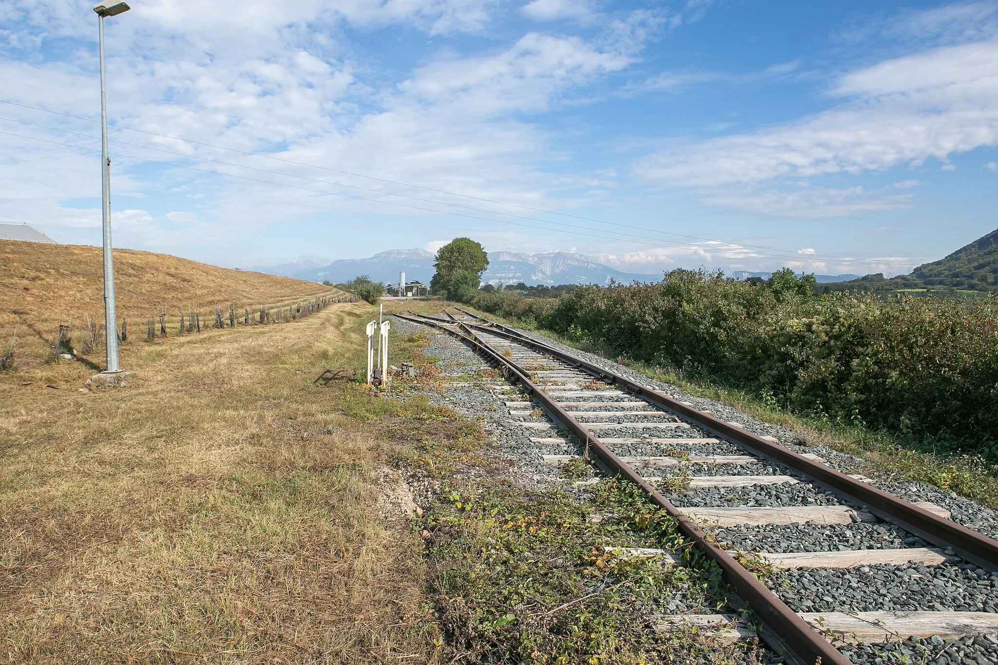 Photo showing: Vue du raccordement ouest entre la ligne Saint-Rambert-d'Albon - Rives et l'embranchement particulier de l'usine "Bièvre Enrobés" à Izeaux  / Izeaux / Isère / France