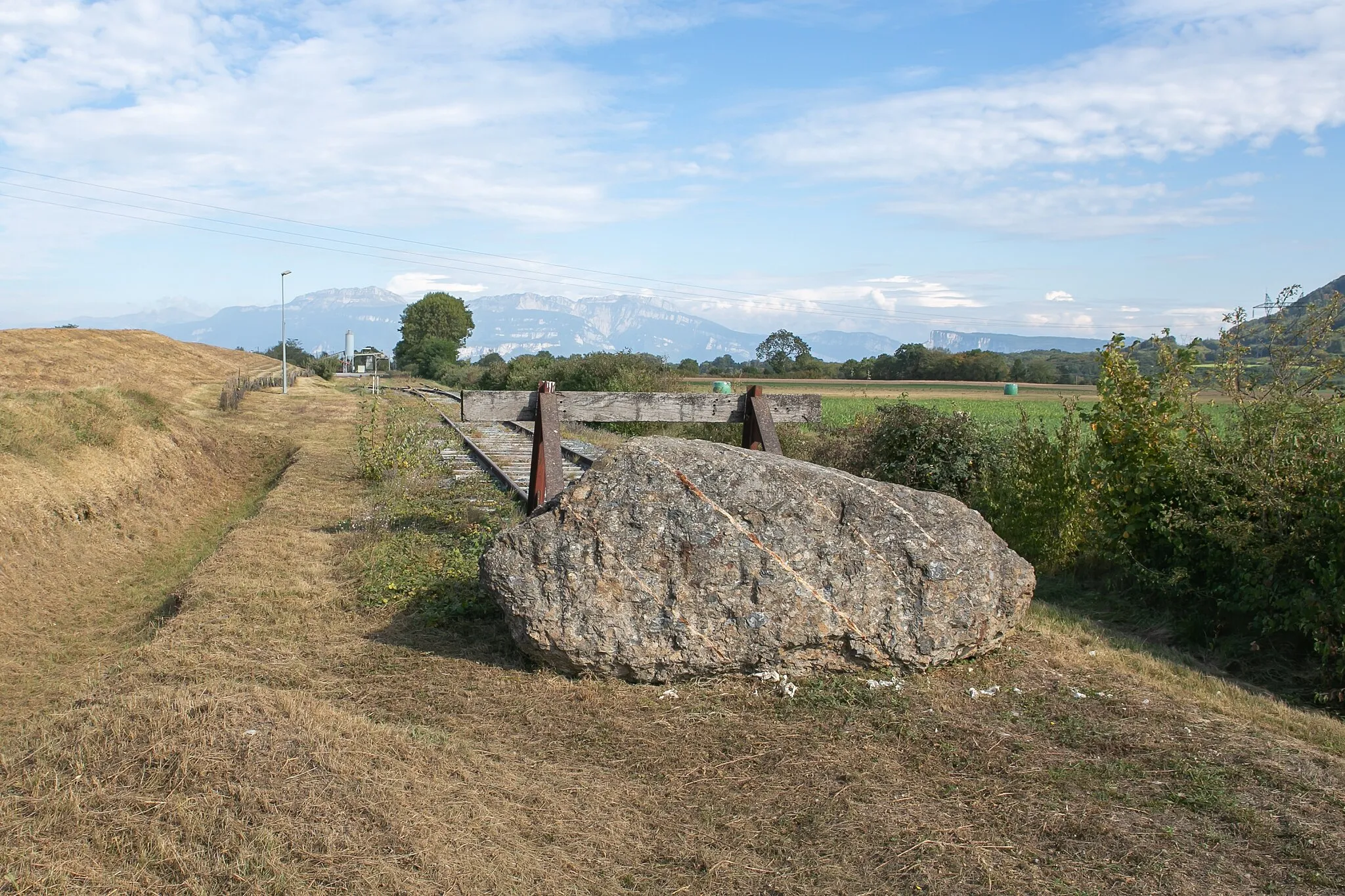 Photo showing: Vue du butoir marquant la fin de la ligne Saint-Rambert-d'Albon - Rives à Izeaux à proximité de l'usine "Bièvre Enrobés" / Izeaux / Isère / France