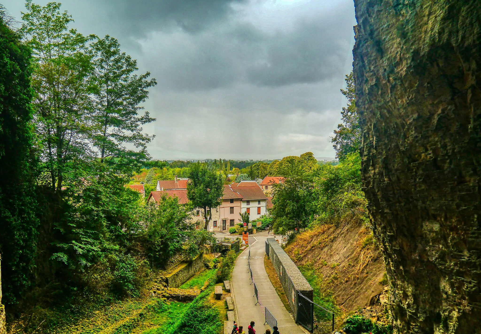 Photo showing: Voew to the Village, La Balme-les-Grottes, Dapertament of Isère, Region of Auvergne-Rhône-Alpes (former Rhône-Alpes), France