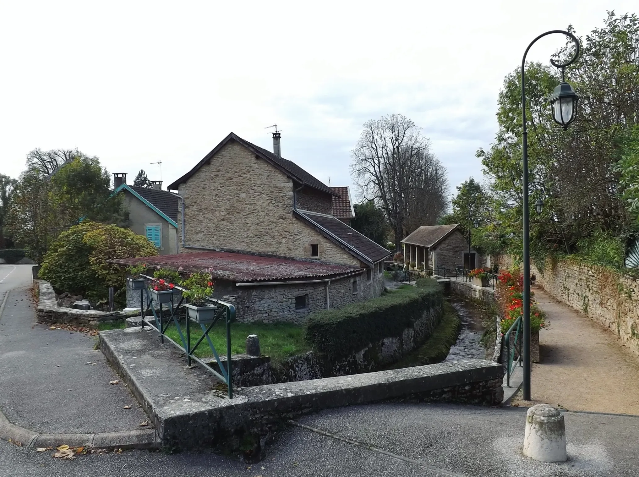 Photo showing: Sight of the French city of La Balme - Les Grottes footpath and lavoir next to the river coming from the caves, in Isère.