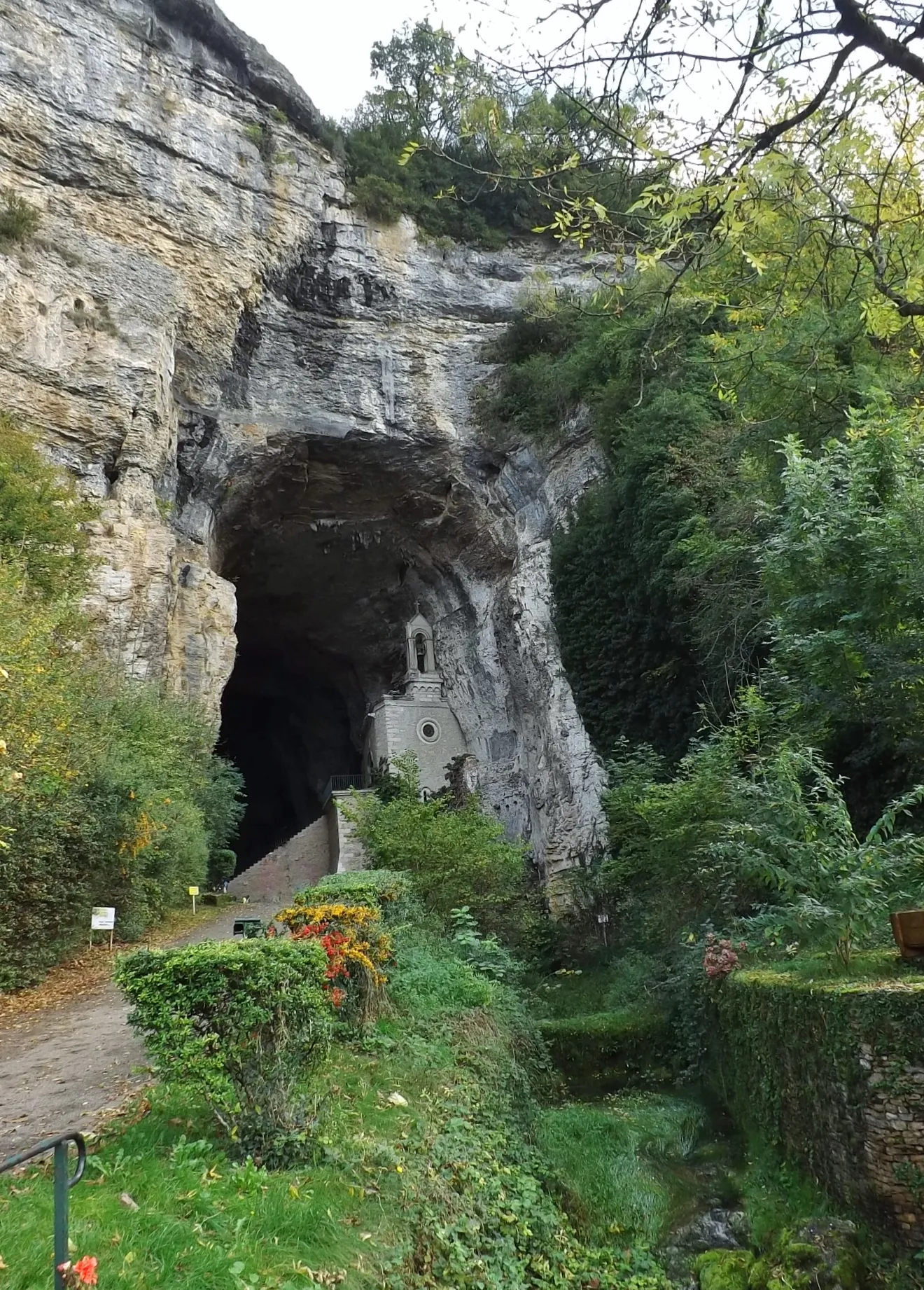 Photo showing: Sight of the grottes de la Balme entrance, in La Balme-les-Grottes in Isère, France.