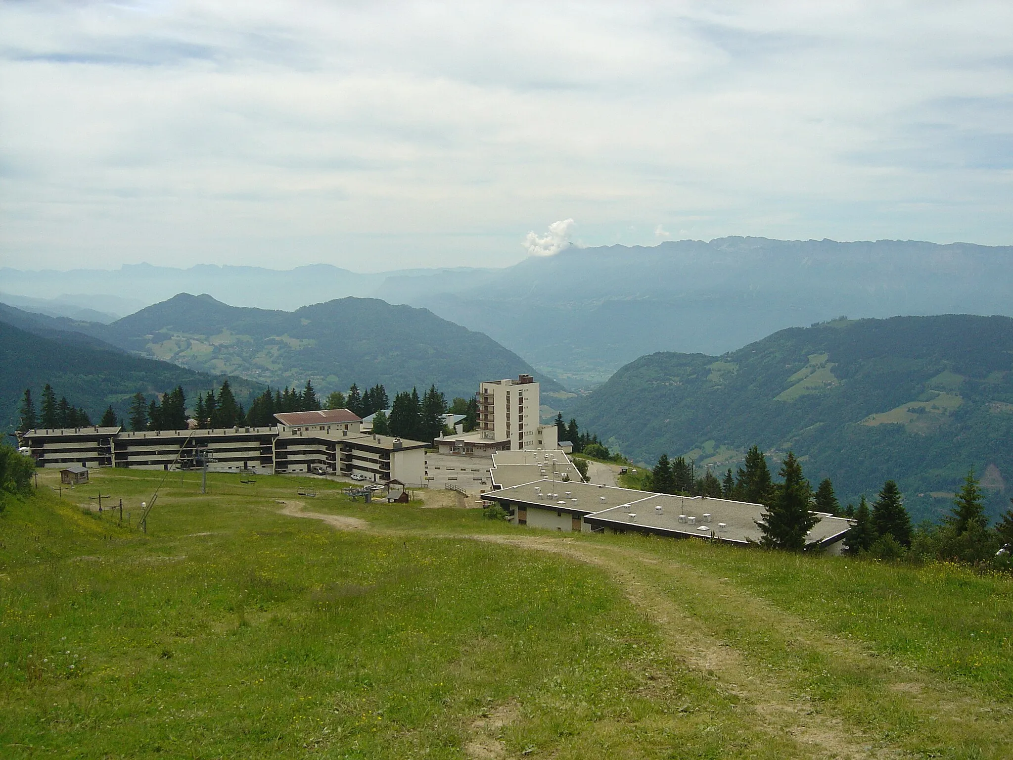 Photo showing: Station du Collet d'Allevard (1450m) vue depuis les premières pistes. Vue en arrière-plan à gauche sur le Vercors et la Chartreuse à droite.