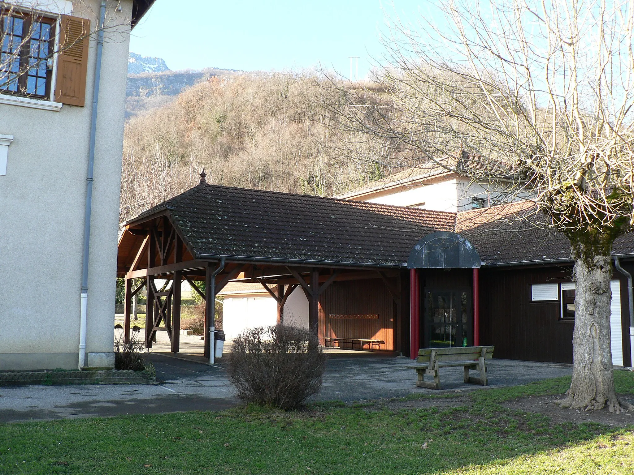 Photo showing: Cantine et école élémentaire intercommunales à La Buissière, à côté de la mairie : elle sont utilisées par les enfants des communes de La Buissière, La Flachère, Sainte-Mairie-d'Alloix et Sainte-Mairie-du-Mont. La Buissière, Isère, AuRA, France.