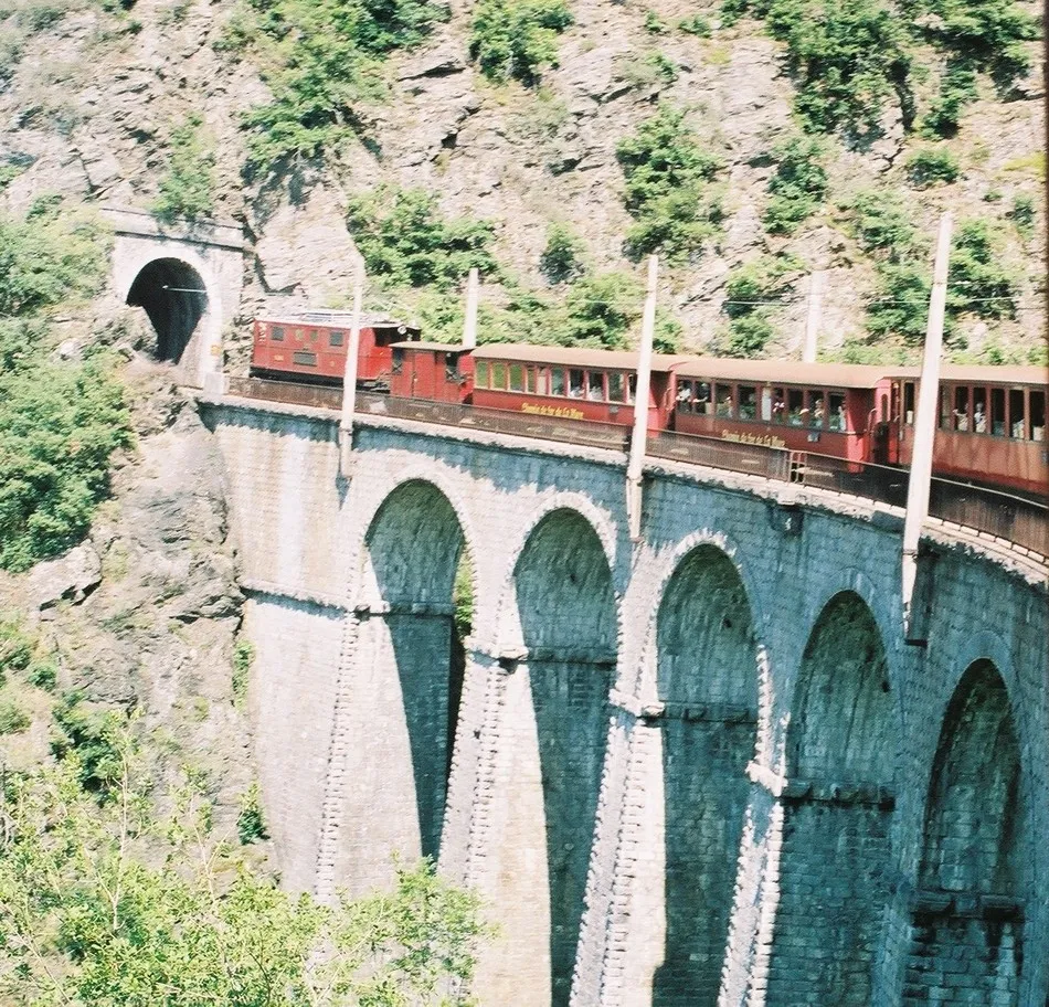 Photo showing: Le petit train de la Mure (Isère). Une rame montante sur le viaduc supérieur de Loulla.