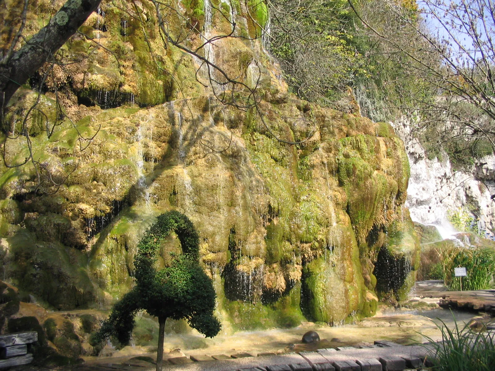 Photo showing: Waterfalls of the petrifying fountains garden near La Sône, Isère, France