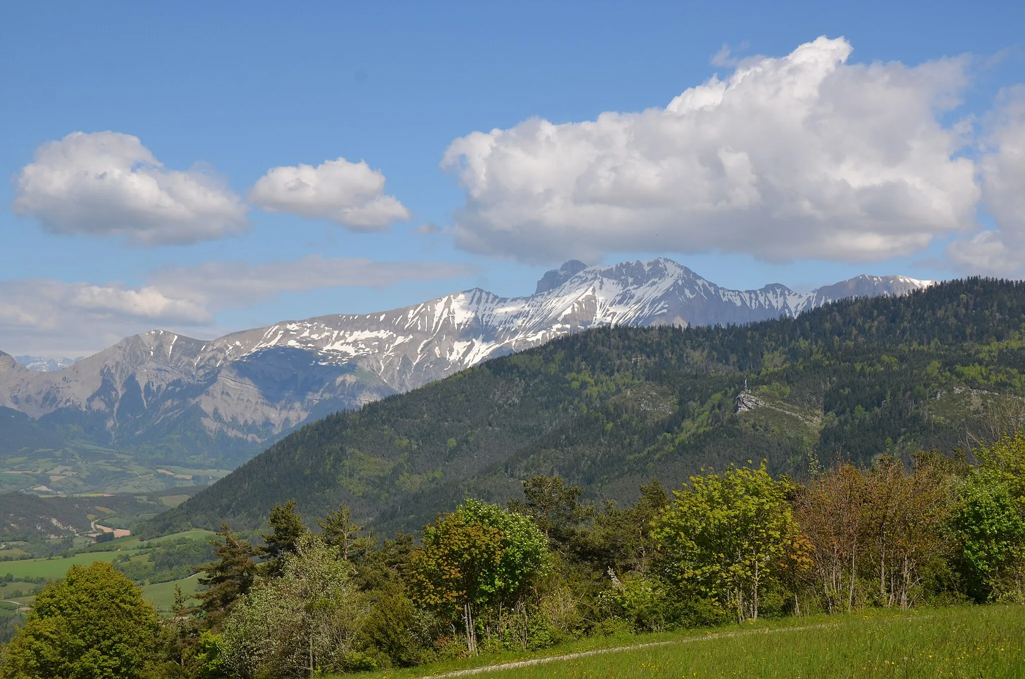 Photo showing: Looking from the Drome/Isere district border you can see the mountains of "Massif des Ecrins" very well, with lots of snow begin May