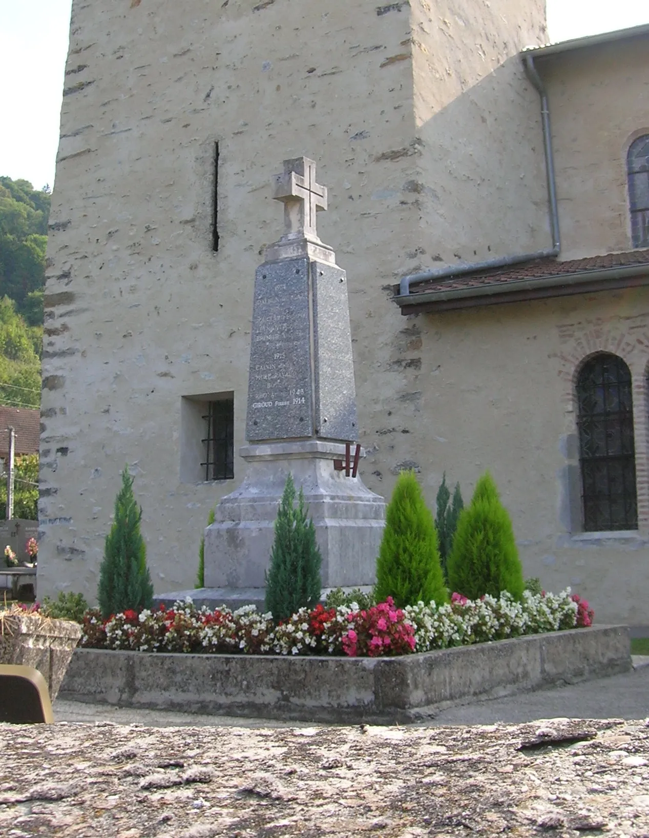 Photo showing: monument aux mort dans le cemitière de l'église Notre-Dame. Le Champ-près-Froges, Isère, AuRA, France.