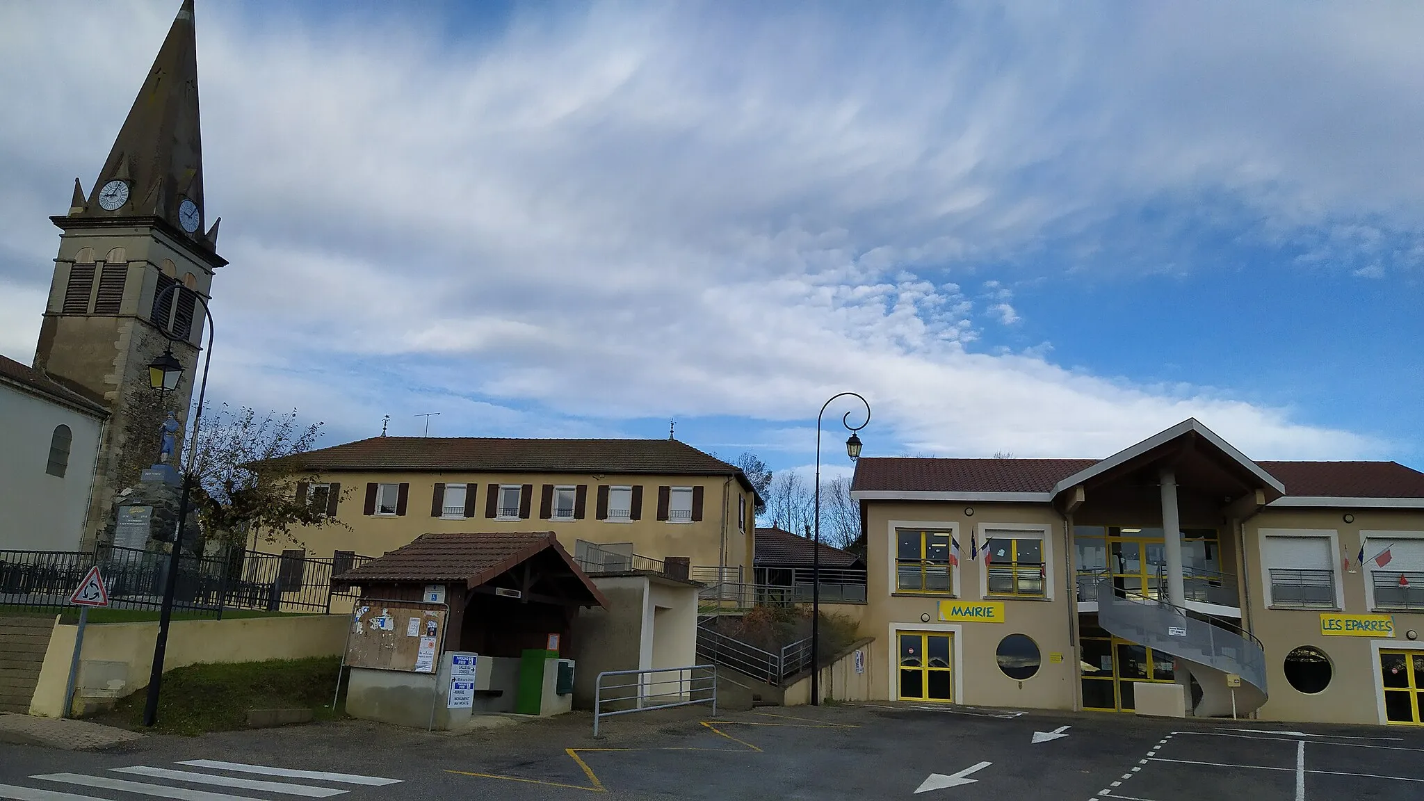 Photo showing: Mairie, église et monument aux morts