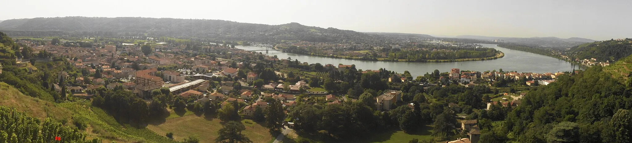 Photo showing: Vue panoramique de Condrieu et des Roches de Condrieu