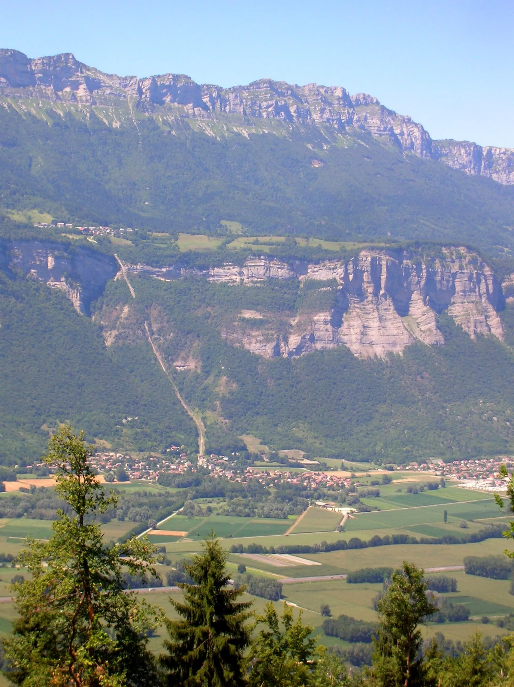 Photo showing: Panorama depuis la Tour de Montfallet de Laval : le funiculaire de Saint-Hilaire-du-Touvet. Isère, AuRA, France.