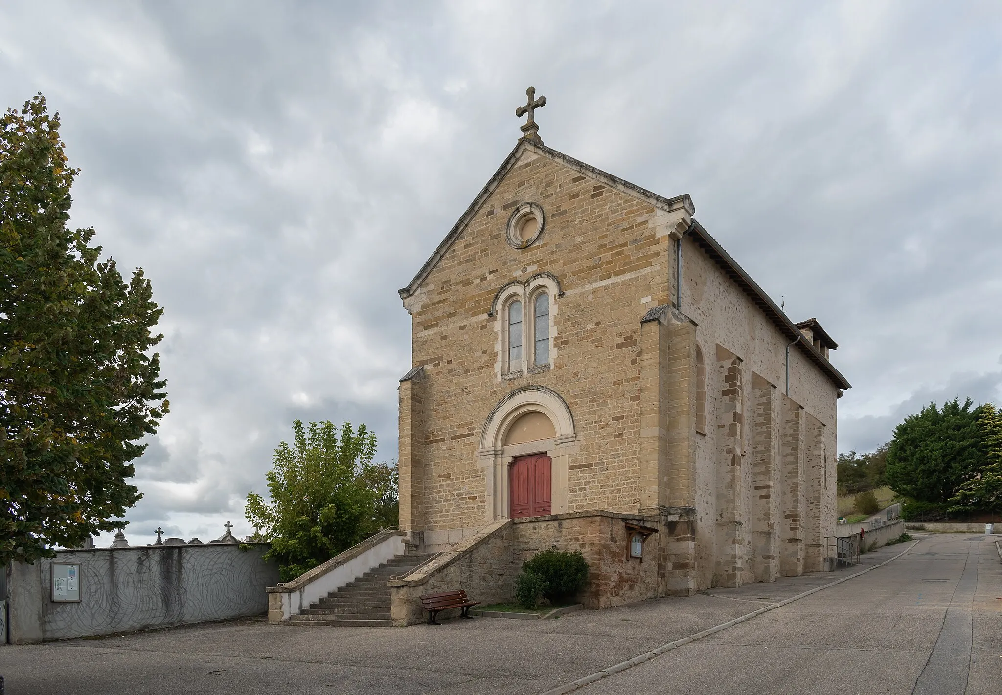 Photo showing: Saint Louis church in Luzinay, Isère, France
