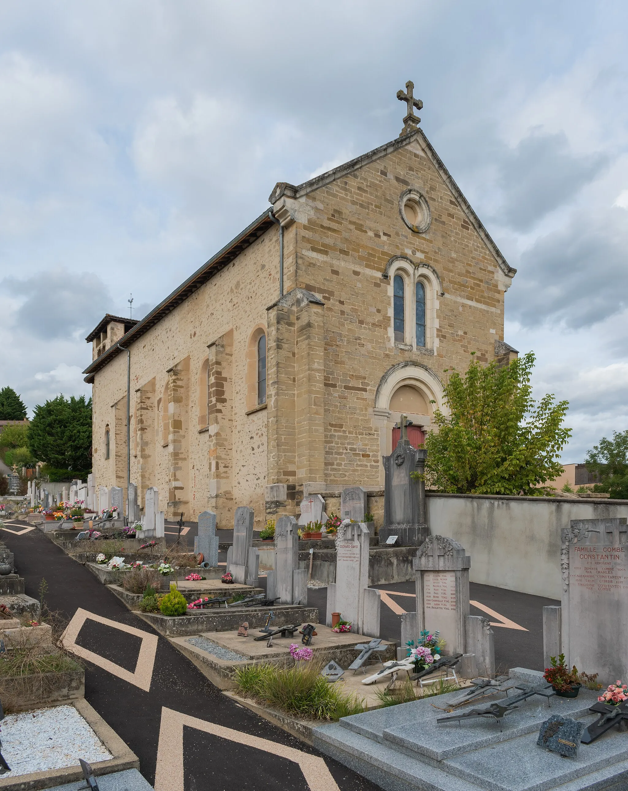 Photo showing: Saint Louis church in Luzinay, Isère, France