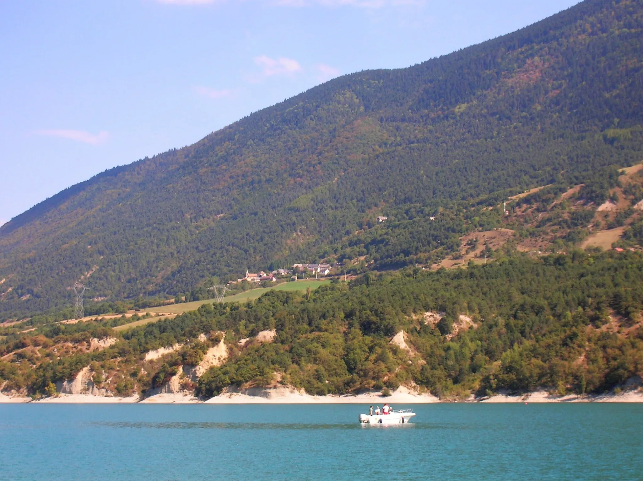 Photo showing: Marcieu vue depuis le lac Monteynard. Marcieu, Isère, AuRA, France.