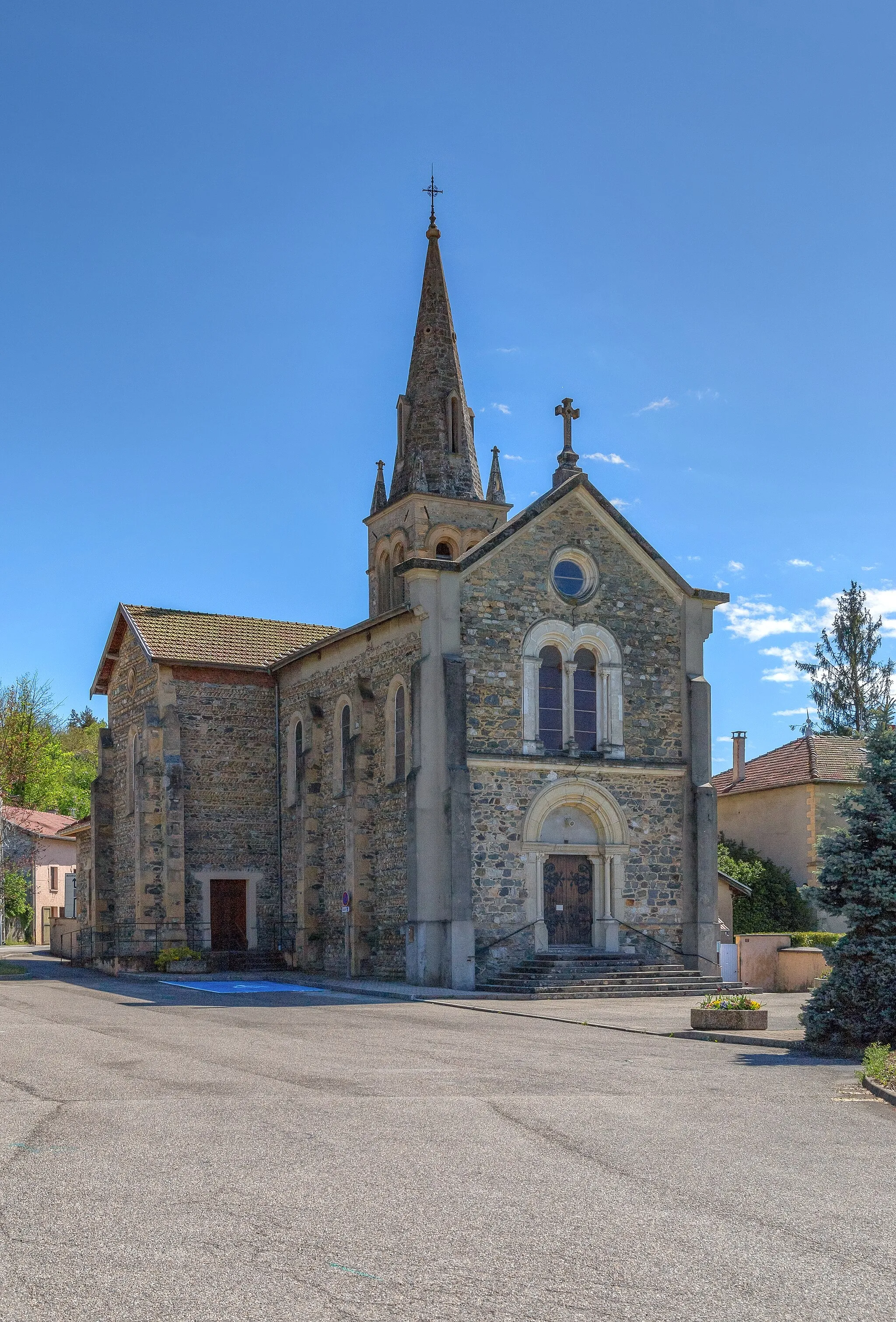 Photo showing: Saint-Clair Church, Meyrieu-les-Étangs, Isère. The pediment and the north aisle.