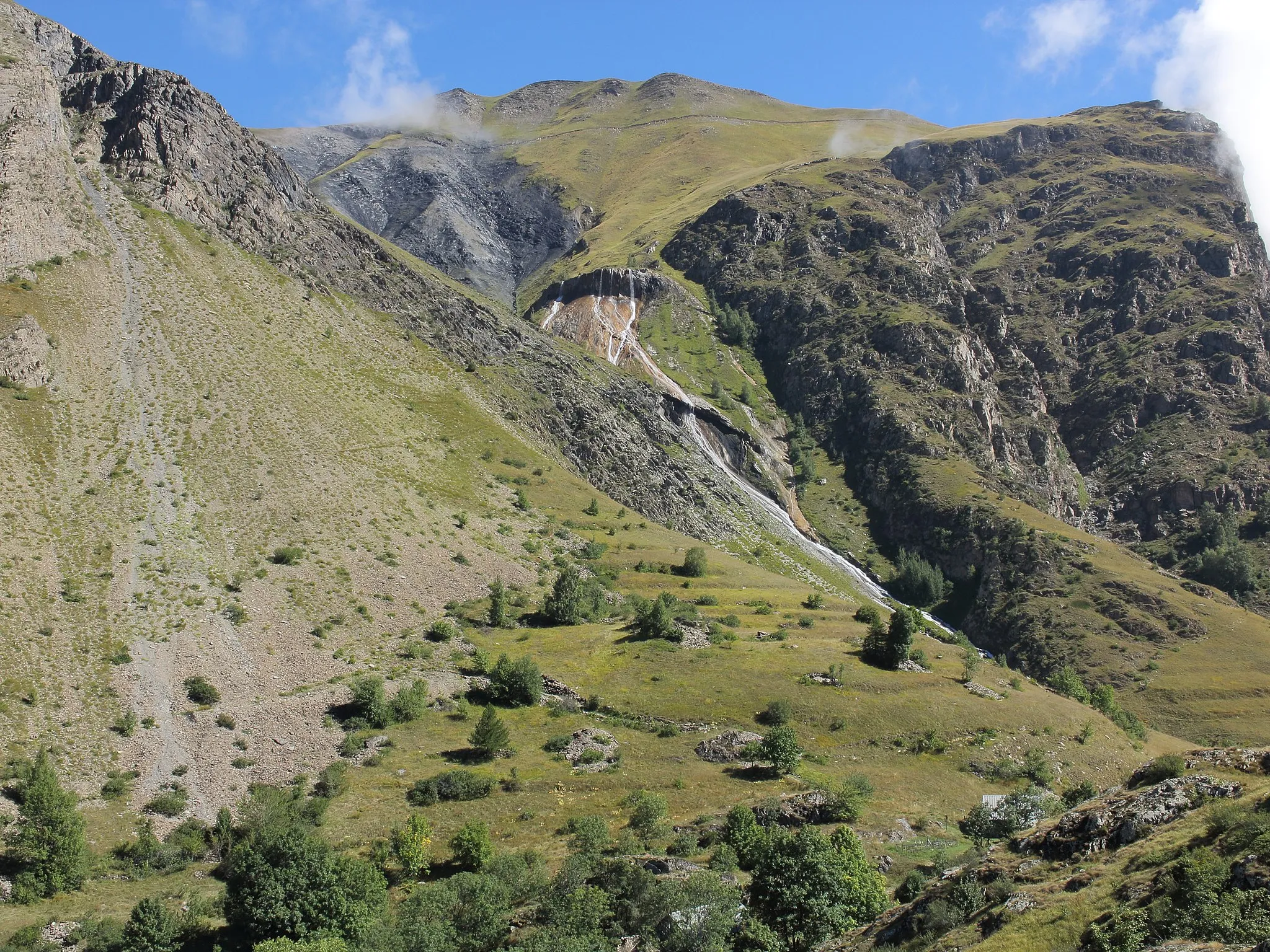 Photo showing: Les Clots, Mizoën, Frankrijk (1540 m.) view Fontaine Petrifiante