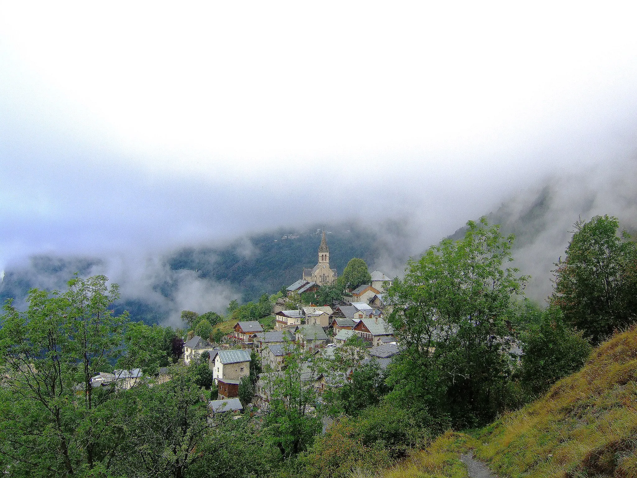 Photo showing: Morning mist attracts top Mizoën.